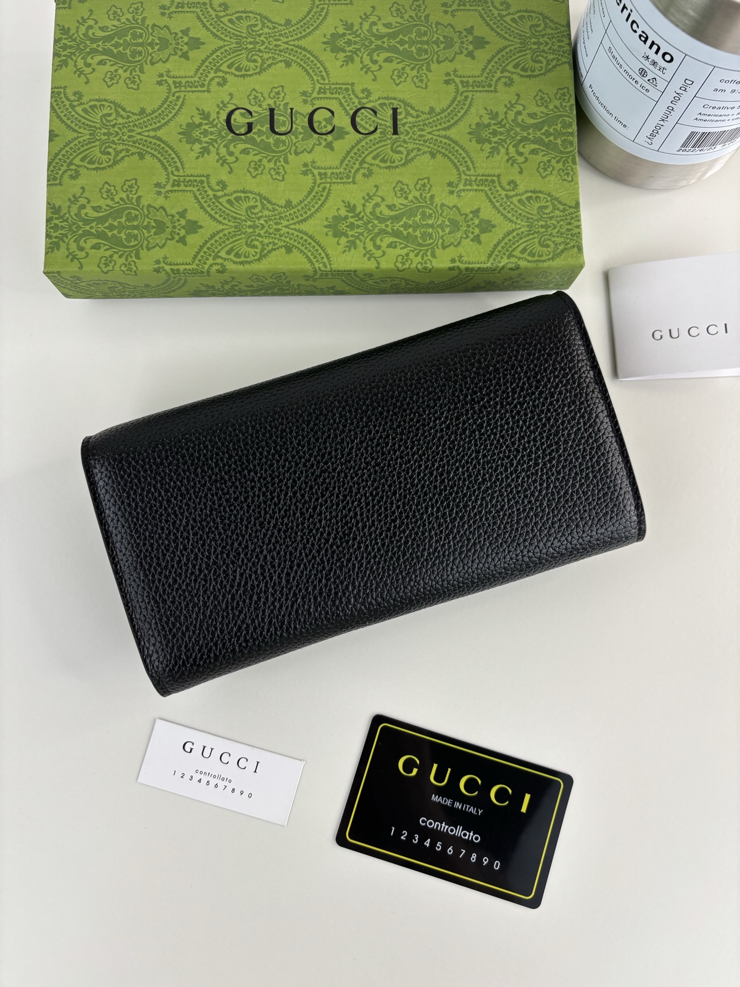 GUCCl 延续品牌深厚传承，深化与马术本源的联结。半马衔扣图案化身为开合细节，为多款小皮件增色添彩。这款长夹以黑色粒面
