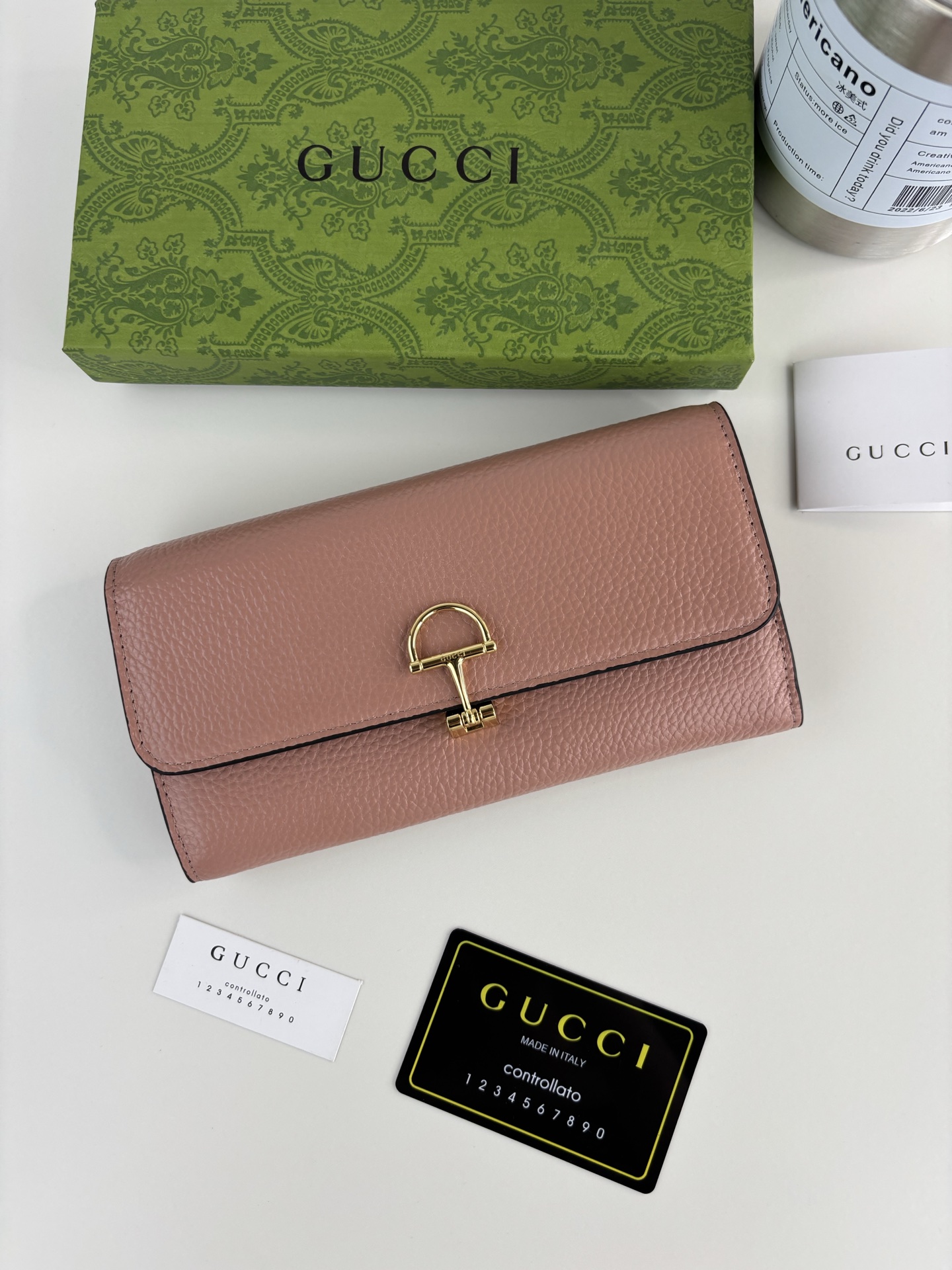 GUCCl 延续品牌深厚传承，深化与马术本源的联结。半马衔扣图案化身为开合细节，为多款小皮件增色添彩。这款长夹以黑色粒面