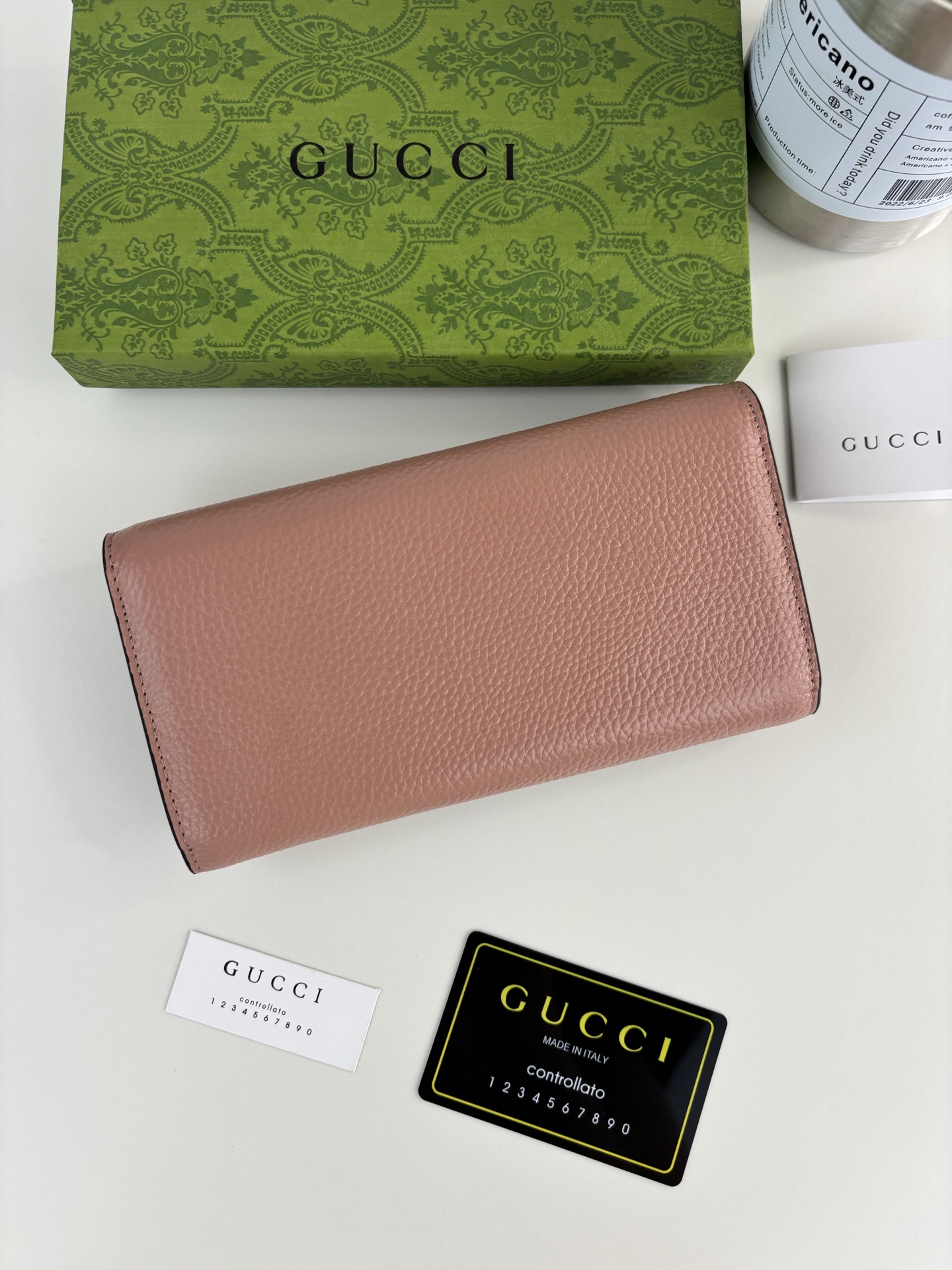 GUCCl 延续品牌深厚传承，深化与马术本源的联结。半马衔扣图案化身为开合细节，为多款小皮件增色添彩。这款长夹以黑色粒面