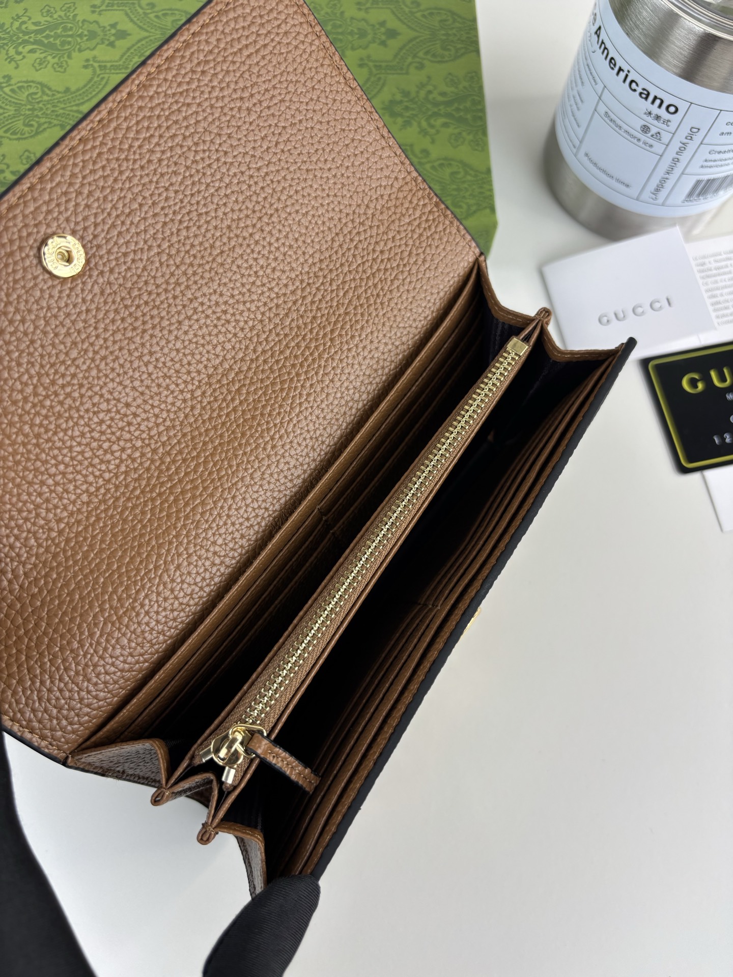 GUCCl 延续品牌深厚传承，深化与马术本源的联结。半马衔扣图案化身为开合细节，为多款小皮件增色添彩。这款长夹以黑色粒面