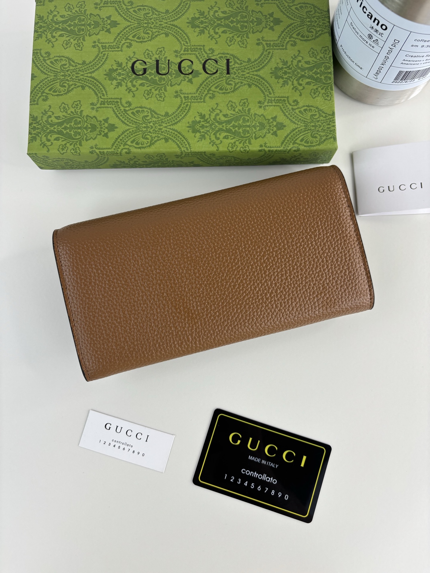 GUCCl 延续品牌深厚传承，深化与马术本源的联结。半马衔扣图案化身为开合细节，为多款小皮件增色添彩。这款长夹以黑色粒面