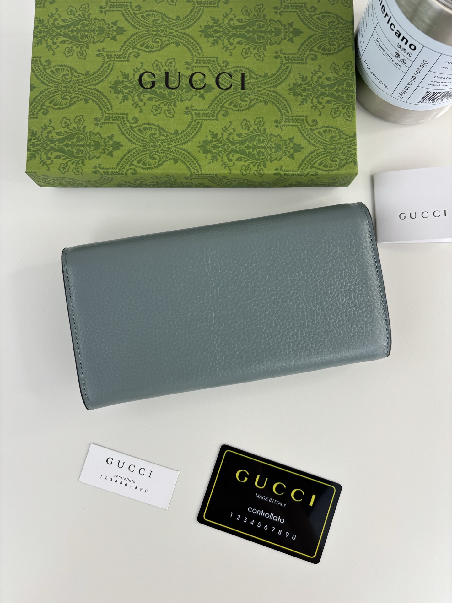 GUCCl 延续品牌深厚传承，深化与马术本源的联结。半马衔扣图案化身为开合细节，为多款小皮件增色添彩。这款长夹以黑色粒面