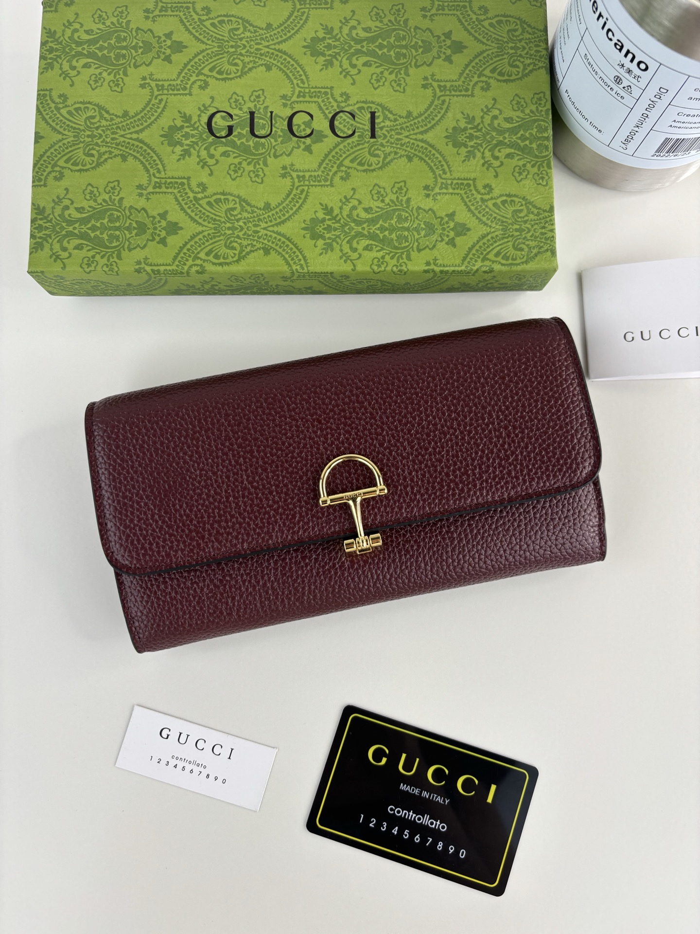 GUCCl 延续品牌深厚传承，深化与马术本源的联结。半马衔扣图案化身为开合细节，为多款小皮件增色添彩。这款长夹以黑色粒面