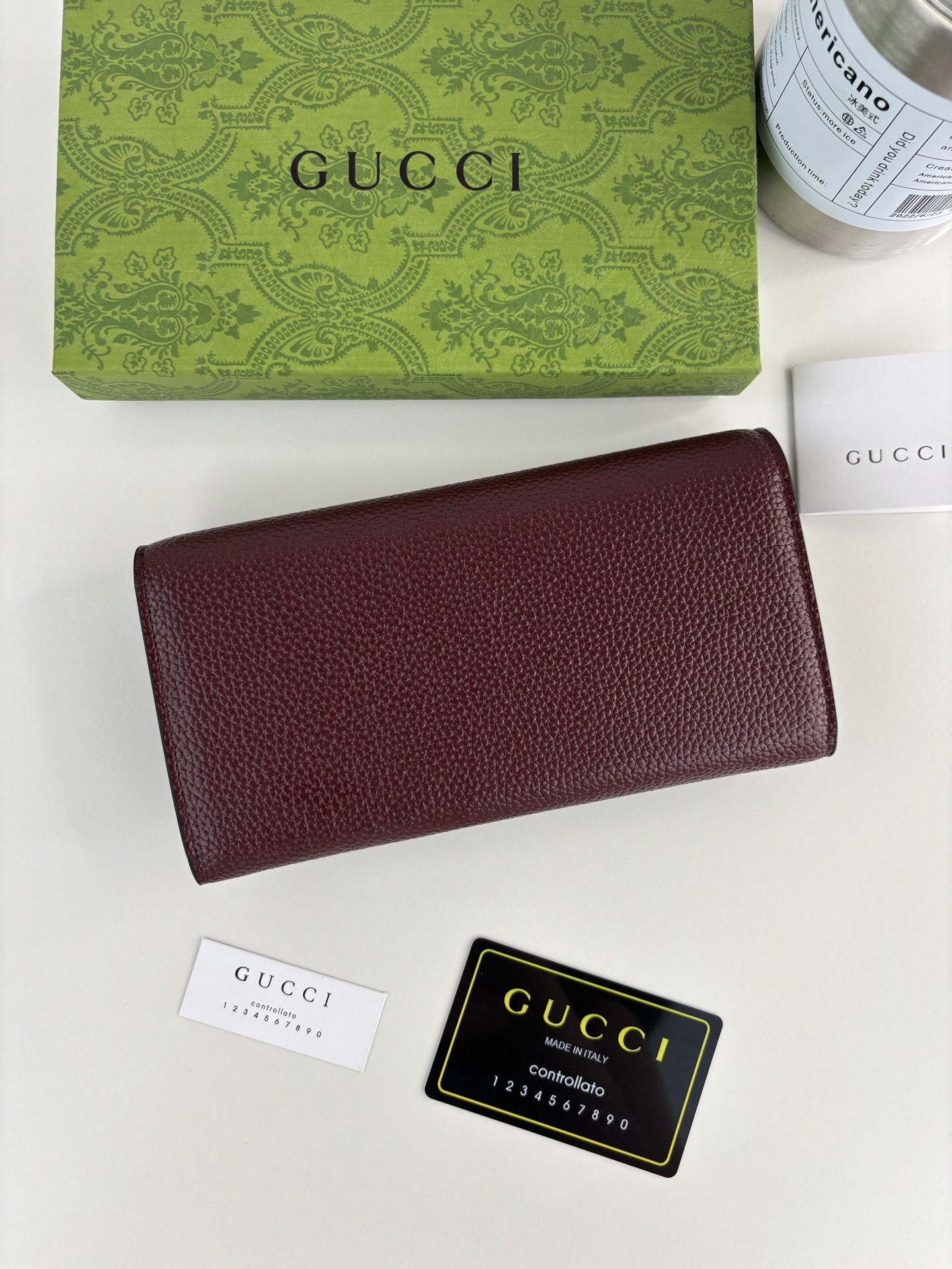 GUCCl 延续品牌深厚传承，深化与马术本源的联结。半马衔扣图案化身为开合细节，为多款小皮件增色添彩。这款长夹以黑色粒面