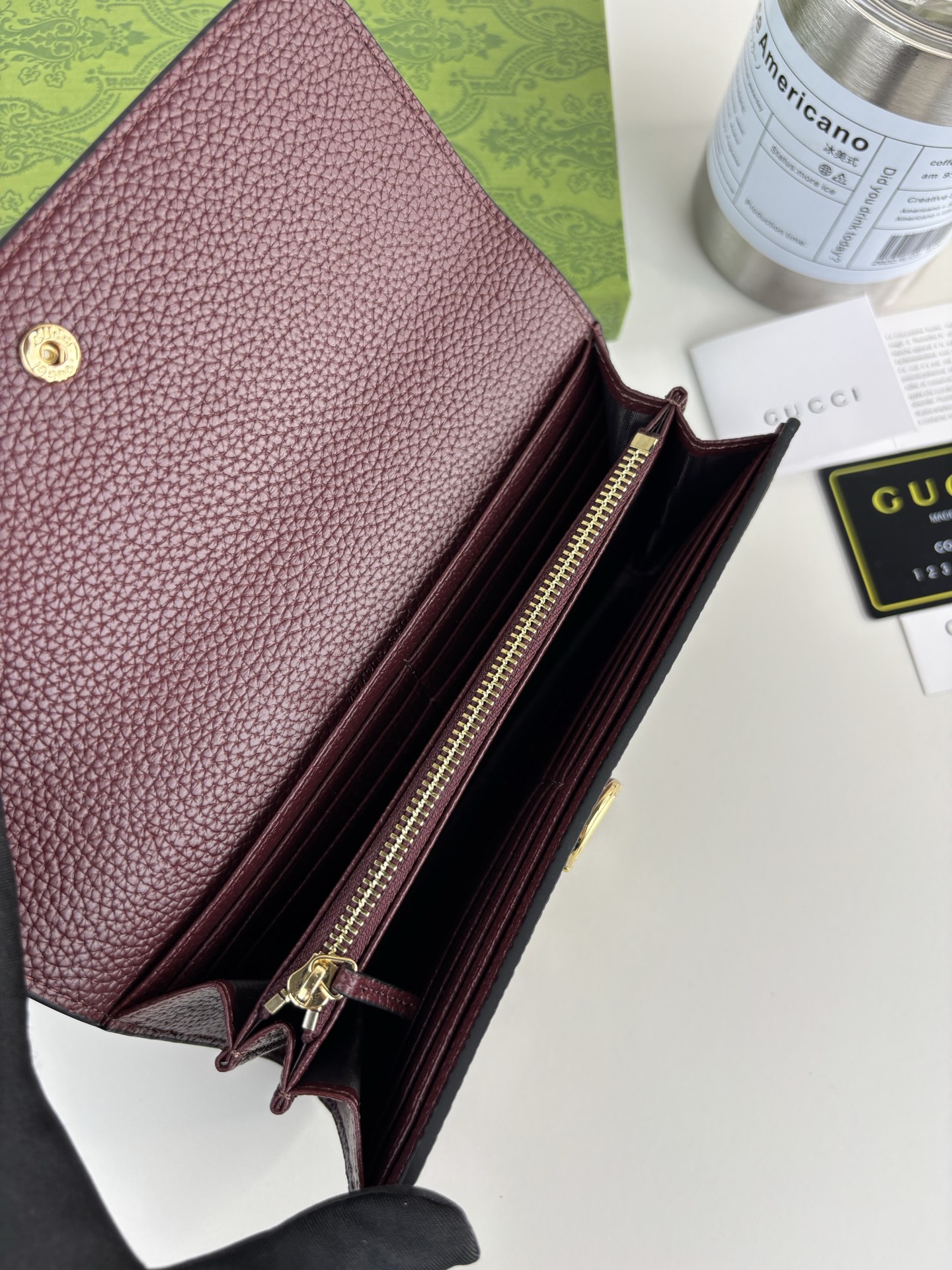 GUCCl 延续品牌深厚传承，深化与马术本源的联结。半马衔扣图案化身为开合细节，为多款小皮件增色添彩。这款长夹以黑色粒面