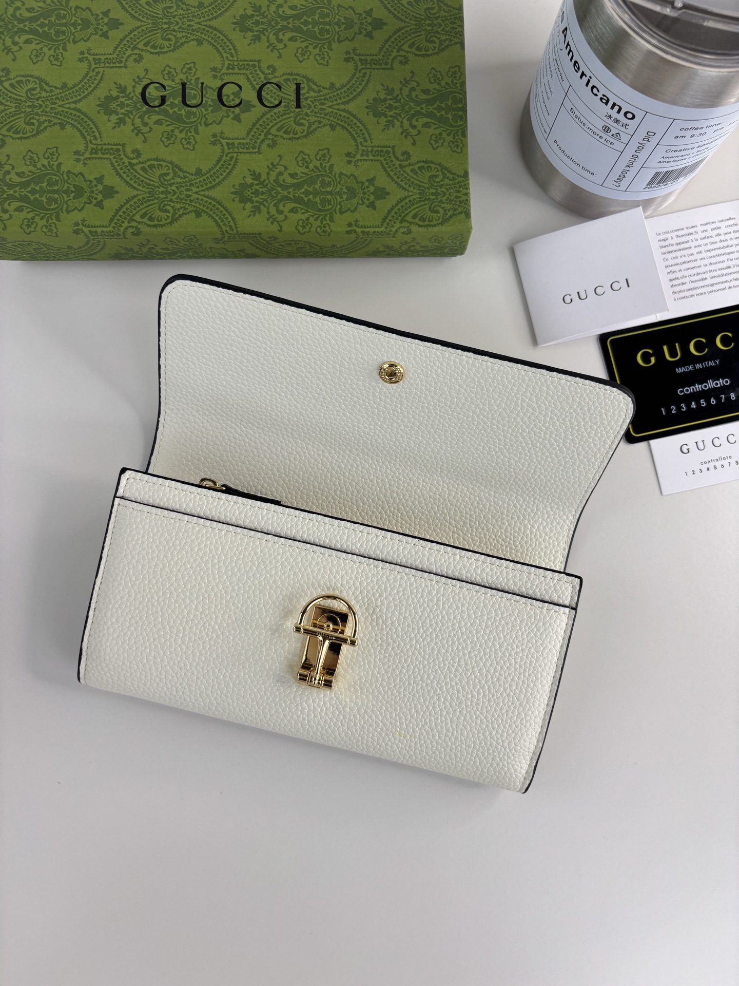 GUCCl 延续品牌深厚传承，深化与马术本源的联结。半马衔扣图案化身为开合细节，为多款小皮件增色添彩。这款长夹以黑色粒面