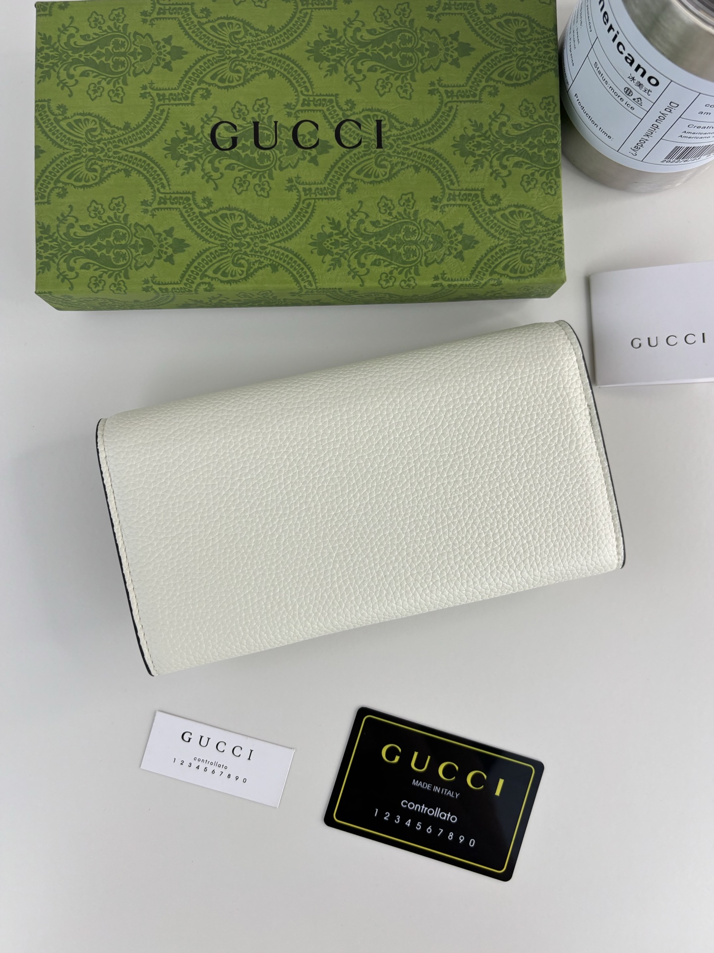 GUCCl 延续品牌深厚传承，深化与马术本源的联结。半马衔扣图案化身为开合细节，为多款小皮件增色添彩。这款长夹以黑色粒面
