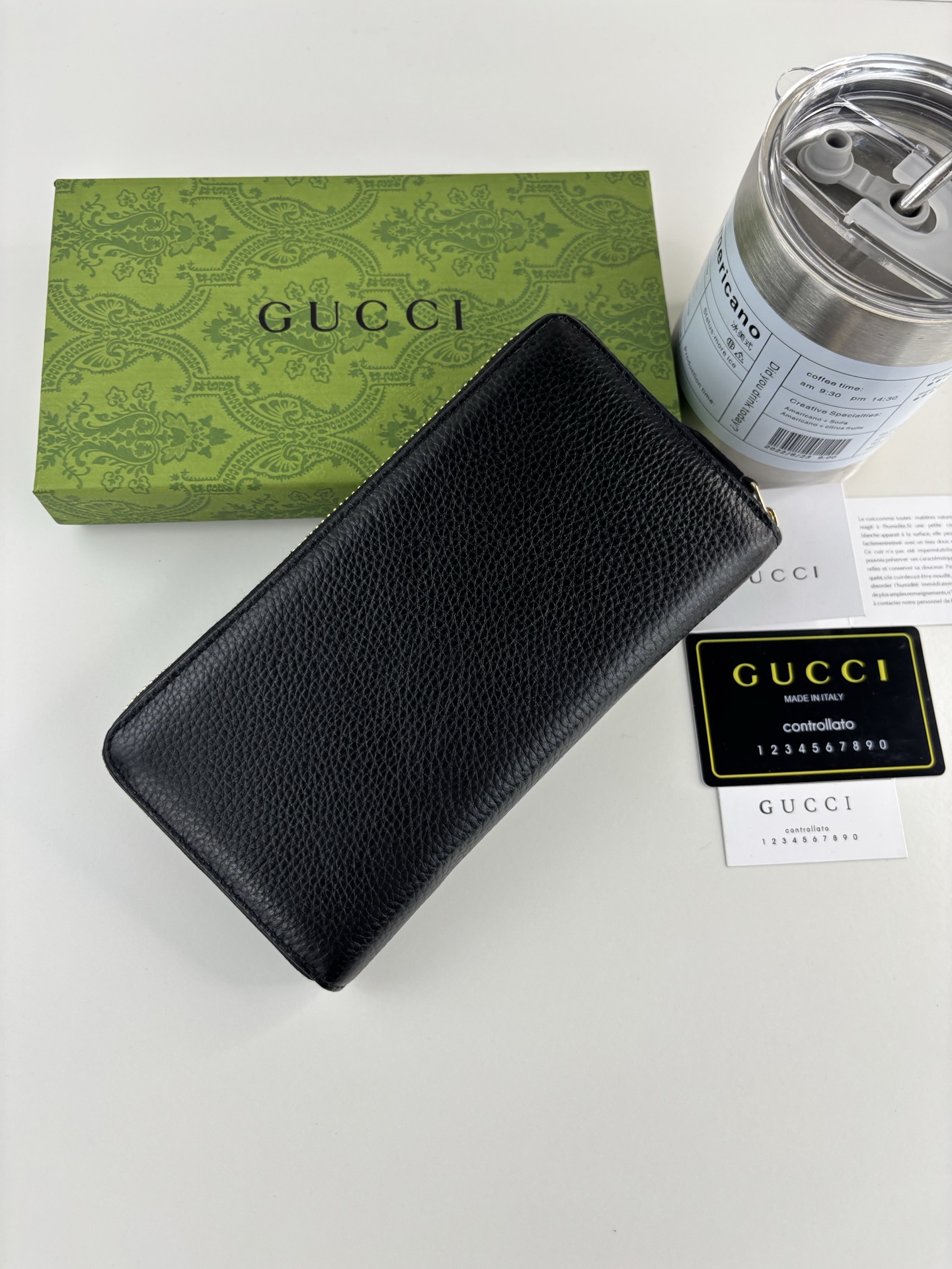 GUCCl新款长拉链钱包 Emblem系列超柔软荔纹 黑色皮，搭配上双G五金。时尚有精致。 款号:   尺寸:  19c