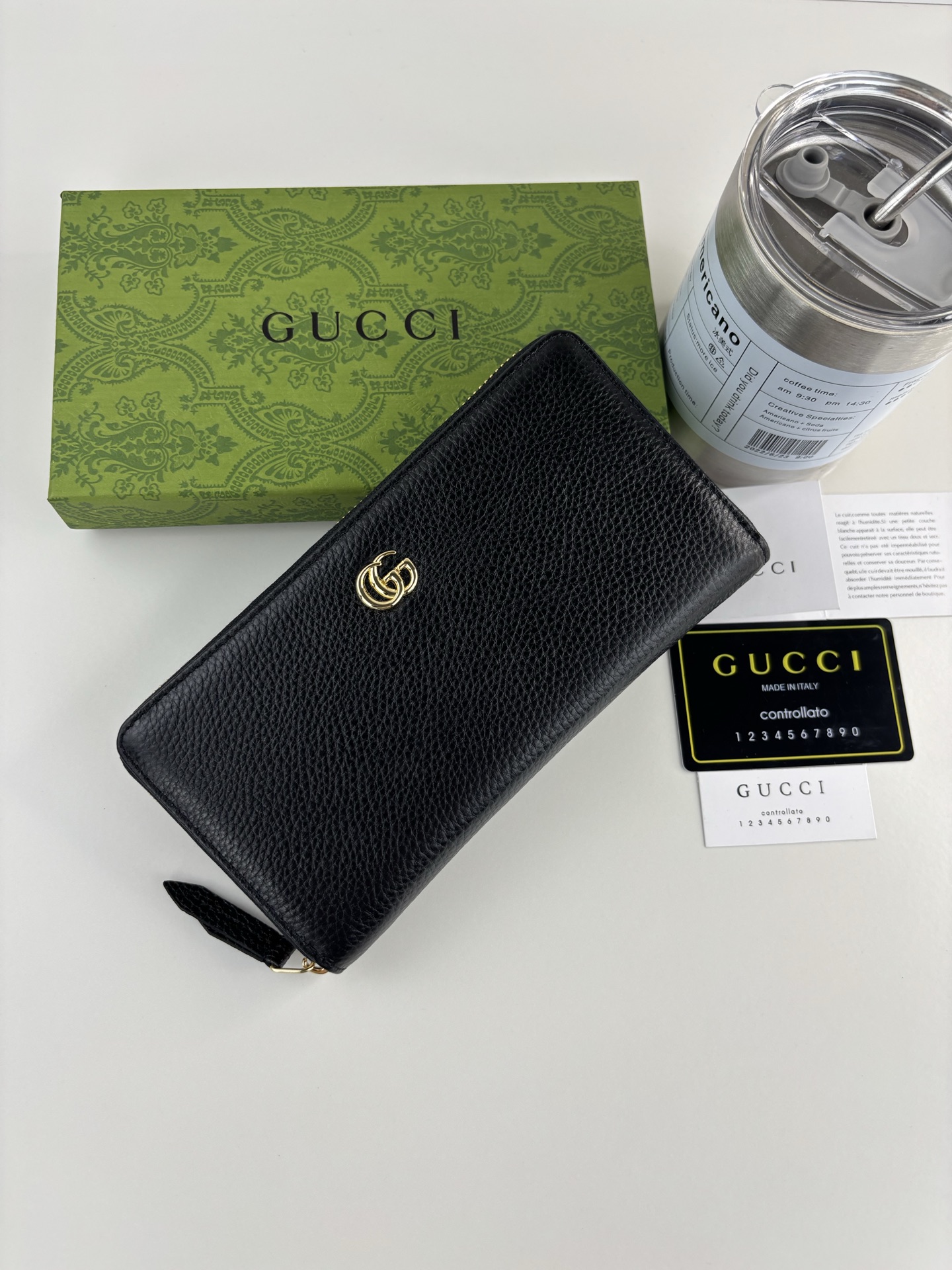GUCCl新款长拉链钱包 Emblem系列超柔软荔纹 黑色皮，搭配上双G五金。时尚有精致。 款号:   尺寸:  19c