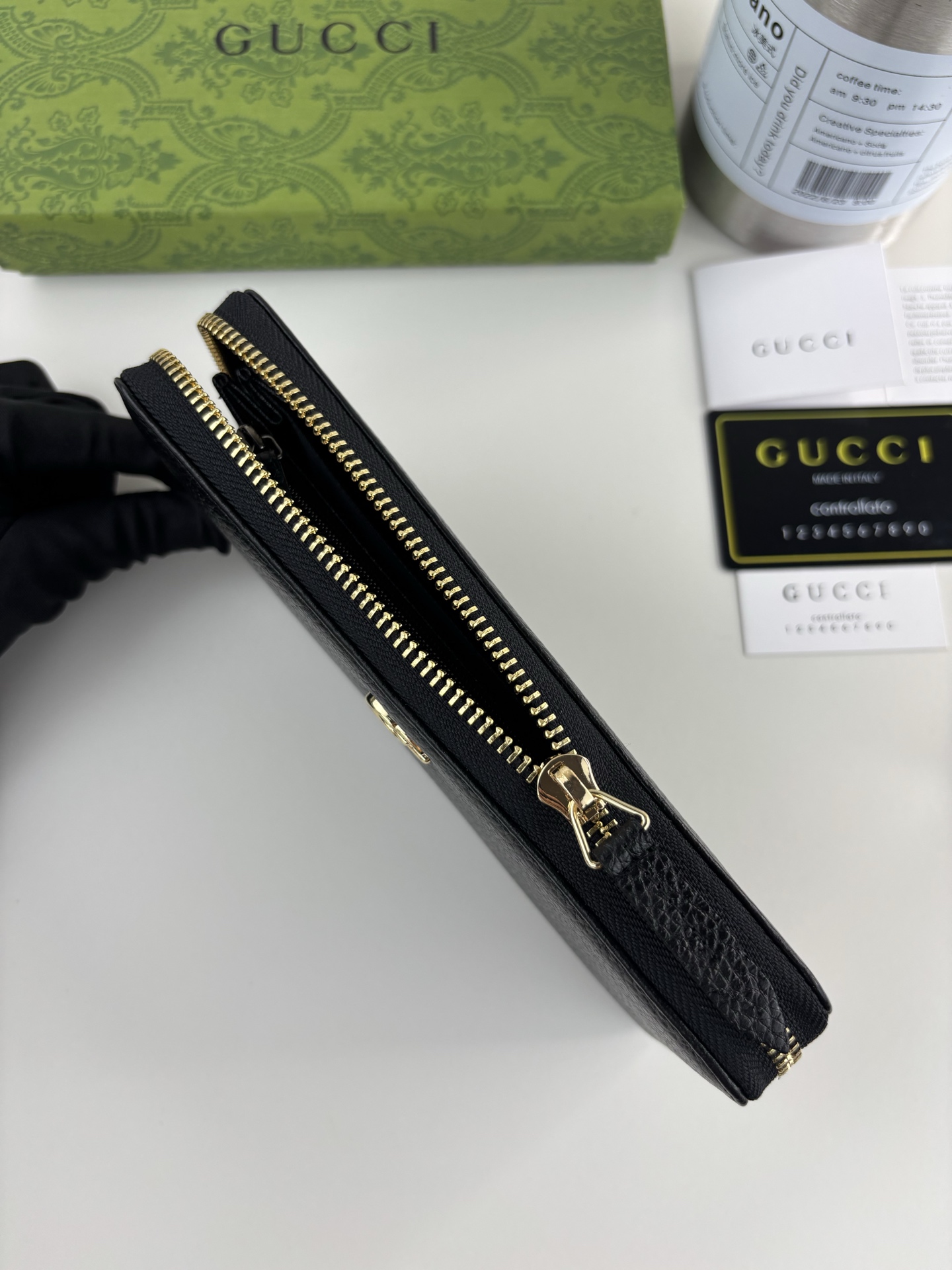 GUCCl新款长拉链钱包 Emblem系列超柔软荔纹 黑色皮，搭配上双G五金。时尚有精致。 款号:   尺寸:  19c