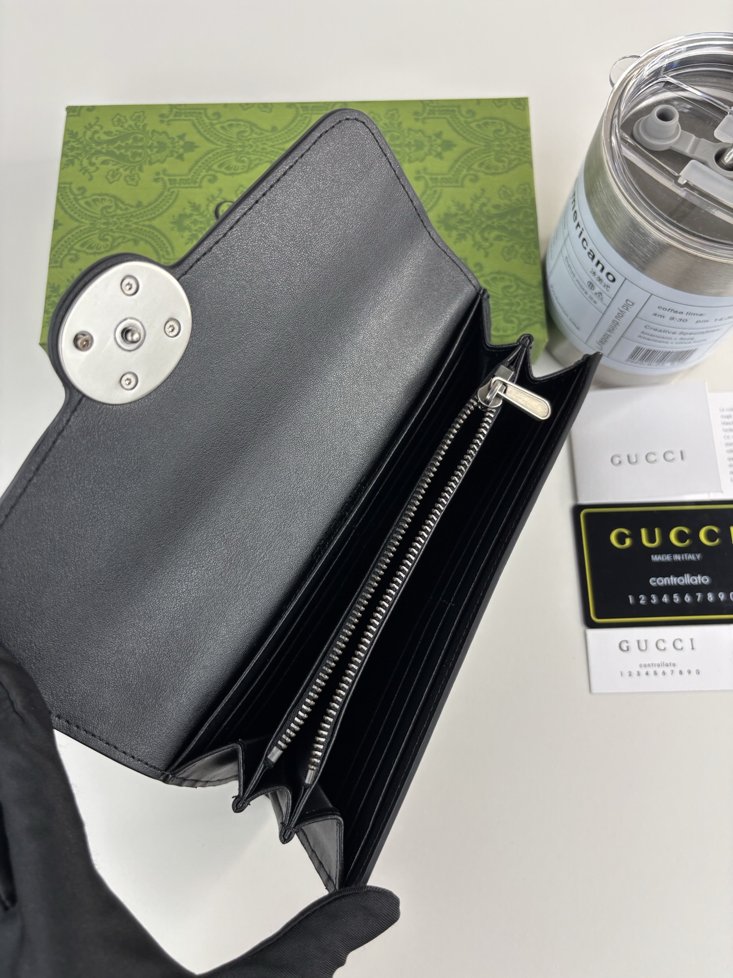 GUCCl经典双G元素以迷你尺寸呈现于迷你G G系列各式全新Supreme帆布巧妙融为一体。品牌标识为款黑色皮革,钯金色 GUCCl经典双G元素以迷你尺寸呈现于迷你G G系列各式全新Supreme帆布巧妙融为一体。品牌标识为款黑色皮革,钯金色