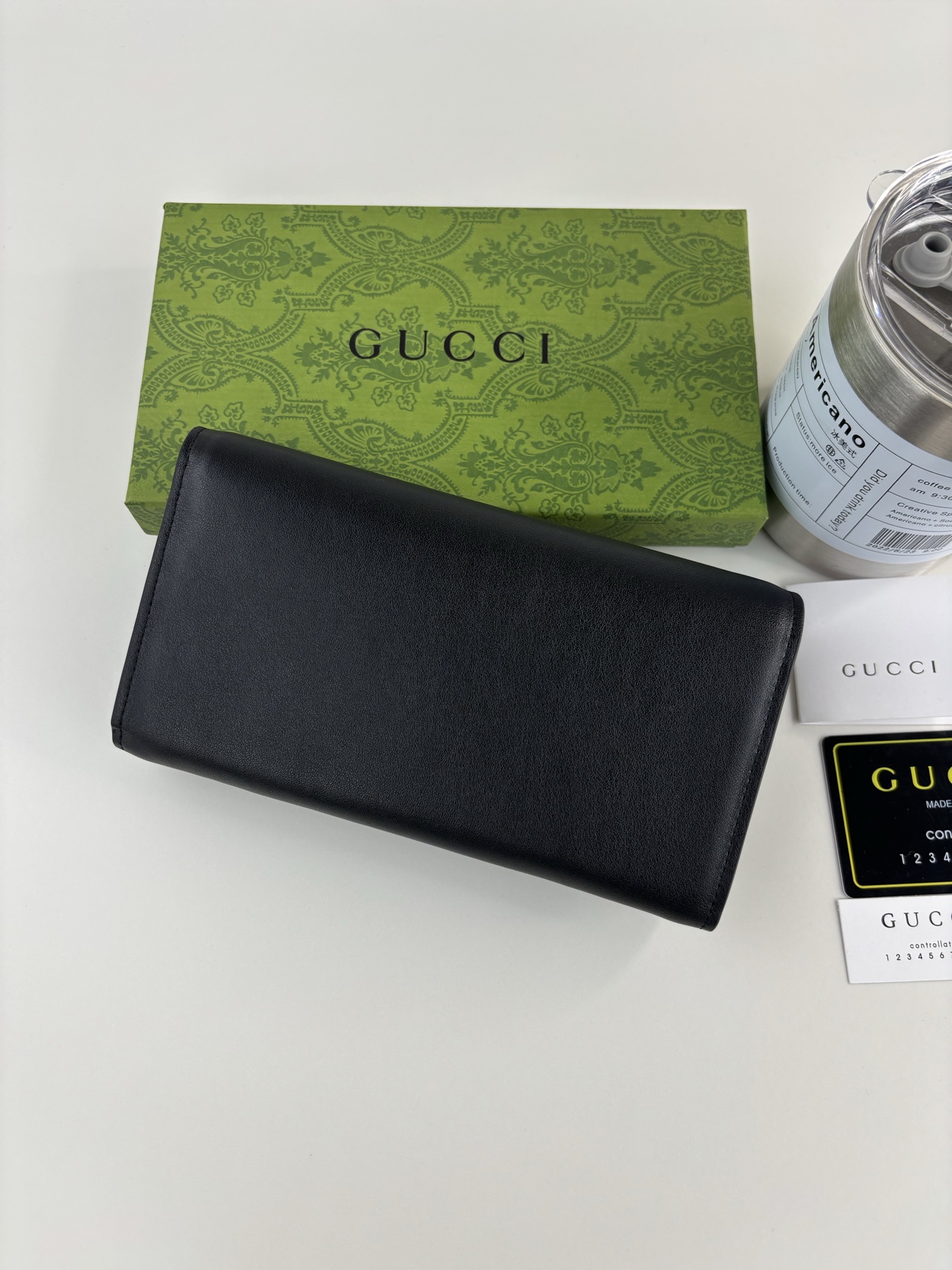 GUCCl经典双G元素以迷你尺寸呈现于迷你G G系列各式全新Supreme帆布巧妙融为一体。品牌标识为款黑色皮革,钯金色 GUCCl经典双G元素以迷你尺寸呈现于迷你G G系列各式全新Supreme帆布巧妙融为一体。品牌标识为款黑色皮革,钯金色