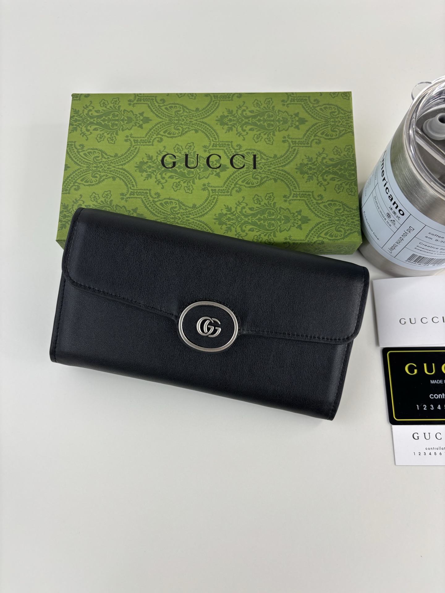 GUCCl经典双G元素以迷你尺寸呈现于迷你G G系列各式全新Supreme帆布巧妙融为一体。品牌标识为款黑色皮革,钯金色 GUCCl经典双G元素以迷你尺寸呈现于迷你G G系列各式全新Supreme帆布巧妙融为一体。品牌标识为款黑色皮革,钯金色