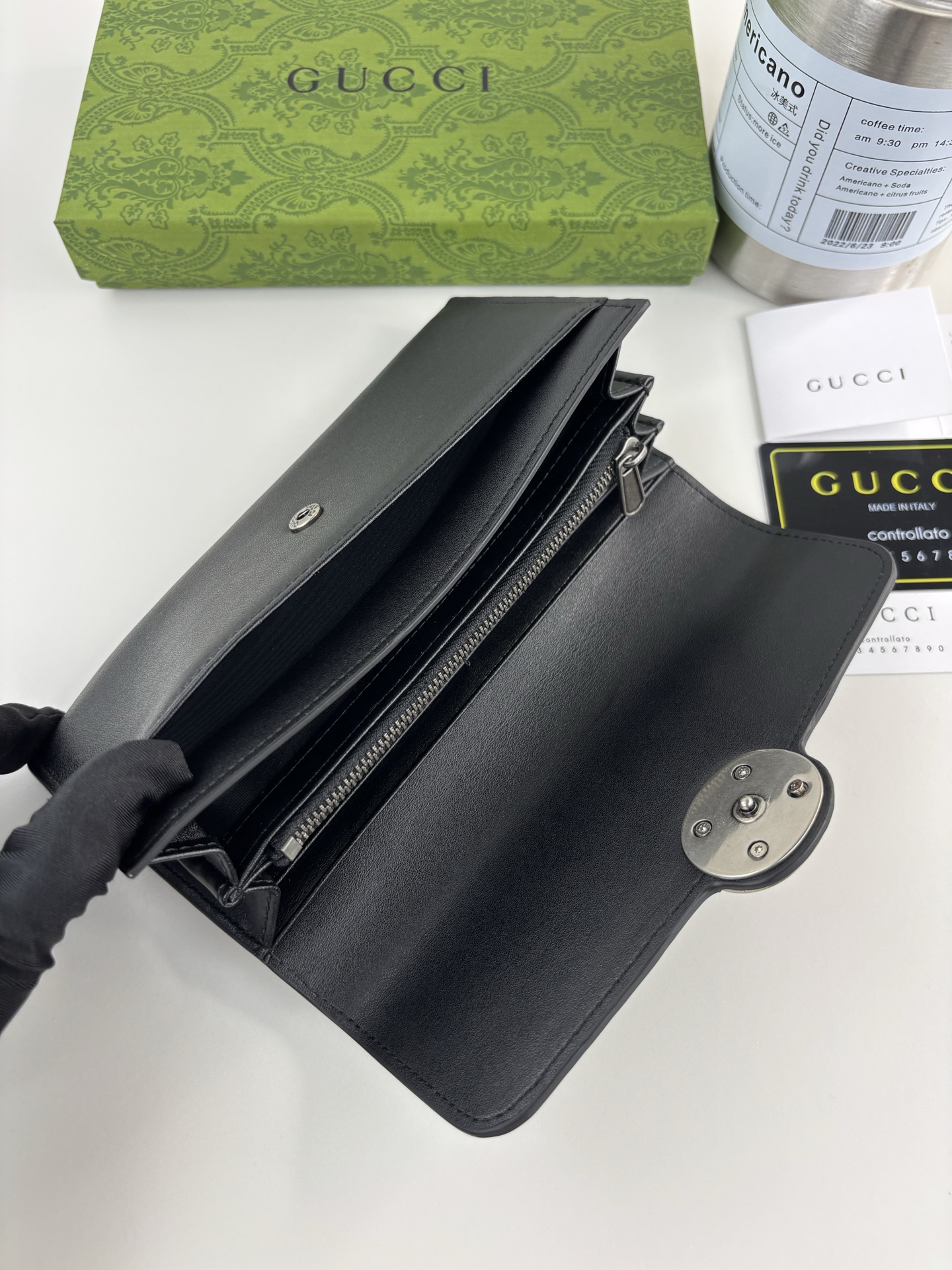 GUCCl经典双G元素以迷你尺寸呈现于迷你G G系列各式全新Supreme帆布巧妙融为一体。品牌标识为款黑色皮革,钯金色 GUCCl经典双G元素以迷你尺寸呈现于迷你G G系列各式全新Supreme帆布巧妙融为一体。品牌标识为款黑色皮革,钯金色