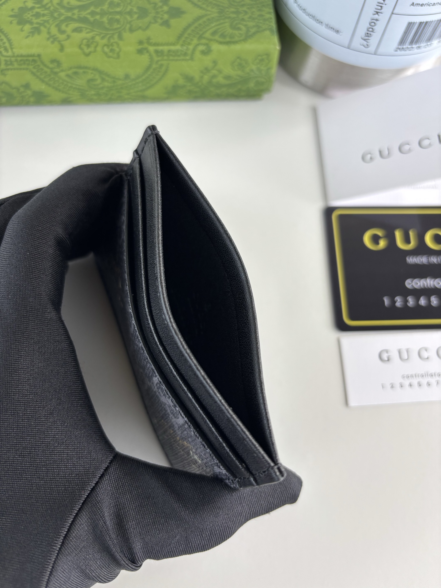 GUCCl 新款男士小卡包！专柜同步，黑色皮革，搭配PVC面料 丝印最新小花虎标志 油边做工精细 ，简单大方，时尚霸气，