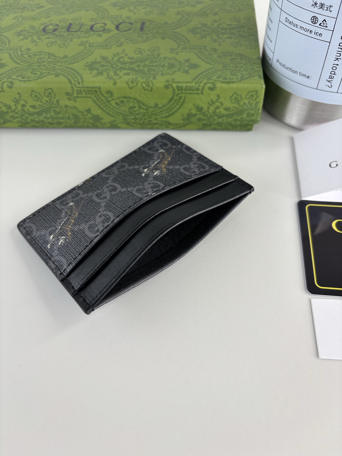 GUCCl 新款男士小卡包！专柜同步，黑色皮革，搭配PVC面料 丝印最新小花虎标志 油边做工精细 ，简单大方，时尚霸气，