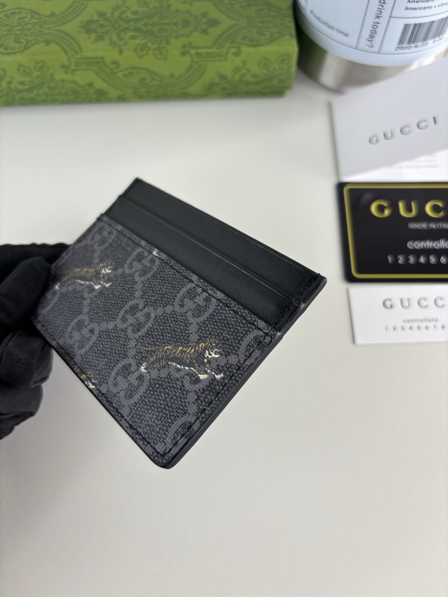 GUCCl 新款男士小卡包！专柜同步，黑色皮革，搭配PVC面料 丝印最新小花虎标志 油边做工精细 ，简单大方，时尚霸气，