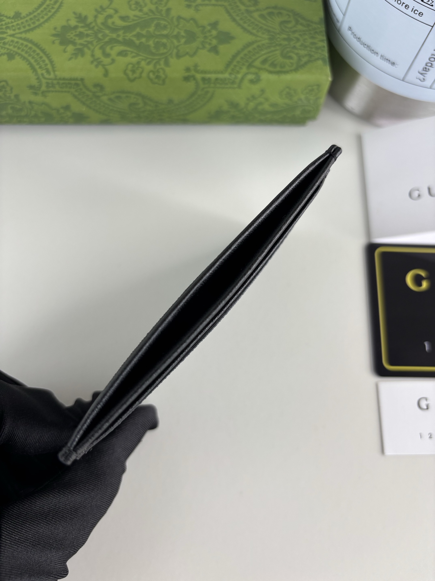 GUCCl 新款男士小卡包！专柜同步，黑色皮革，搭配PVC面料 丝印最新小花虎标志 油边做工精细 ，简单大方，时尚霸气，