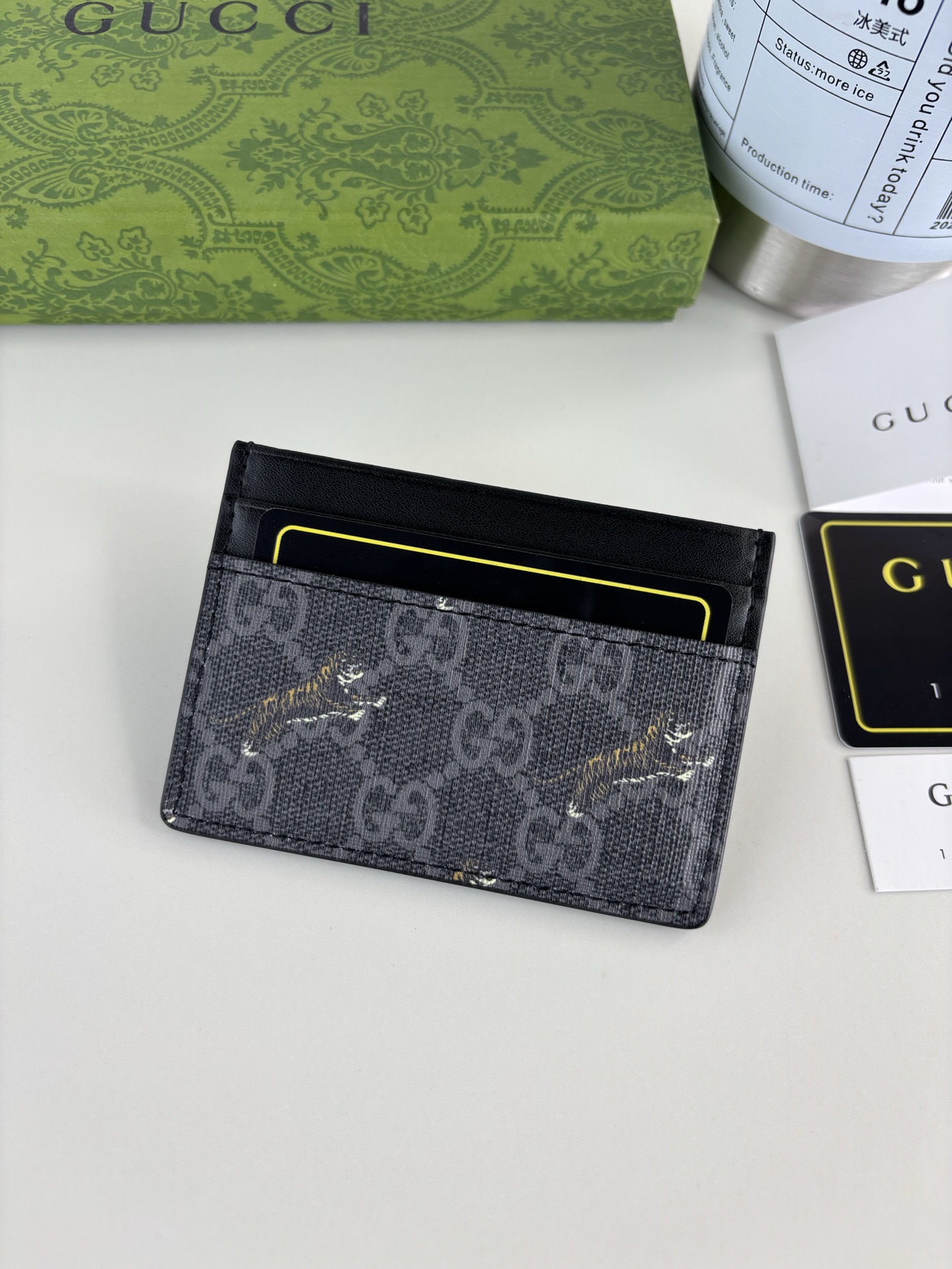 GUCCl 新款男士小卡包！专柜同步，黑色皮革，搭配PVC面料 丝印最新小花虎标志 油边做工精细 ，简单大方，时尚霸气，