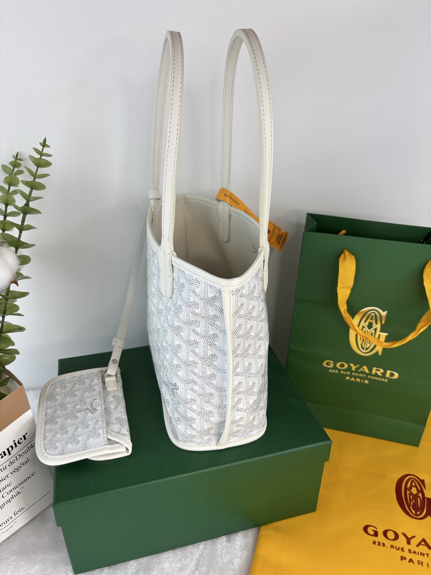 戈雅Anjou 迷你包是标志性 Saint Louis 包的皮革版本,内衬采用 Goyardine 帆布 戈雅Anjou 迷你包是标志性 Saint Louis 包的皮革版本,内衬采用 Goyardine 帆布