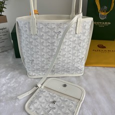 戈雅Anjou 迷你包是标志性 Saint Louis 包的皮革版本,内衬采用 Goyardine 帆布 戈雅Anjou 迷你包是标志性 Saint Louis 包的皮革版本,内衬采用 Goyardine 帆布