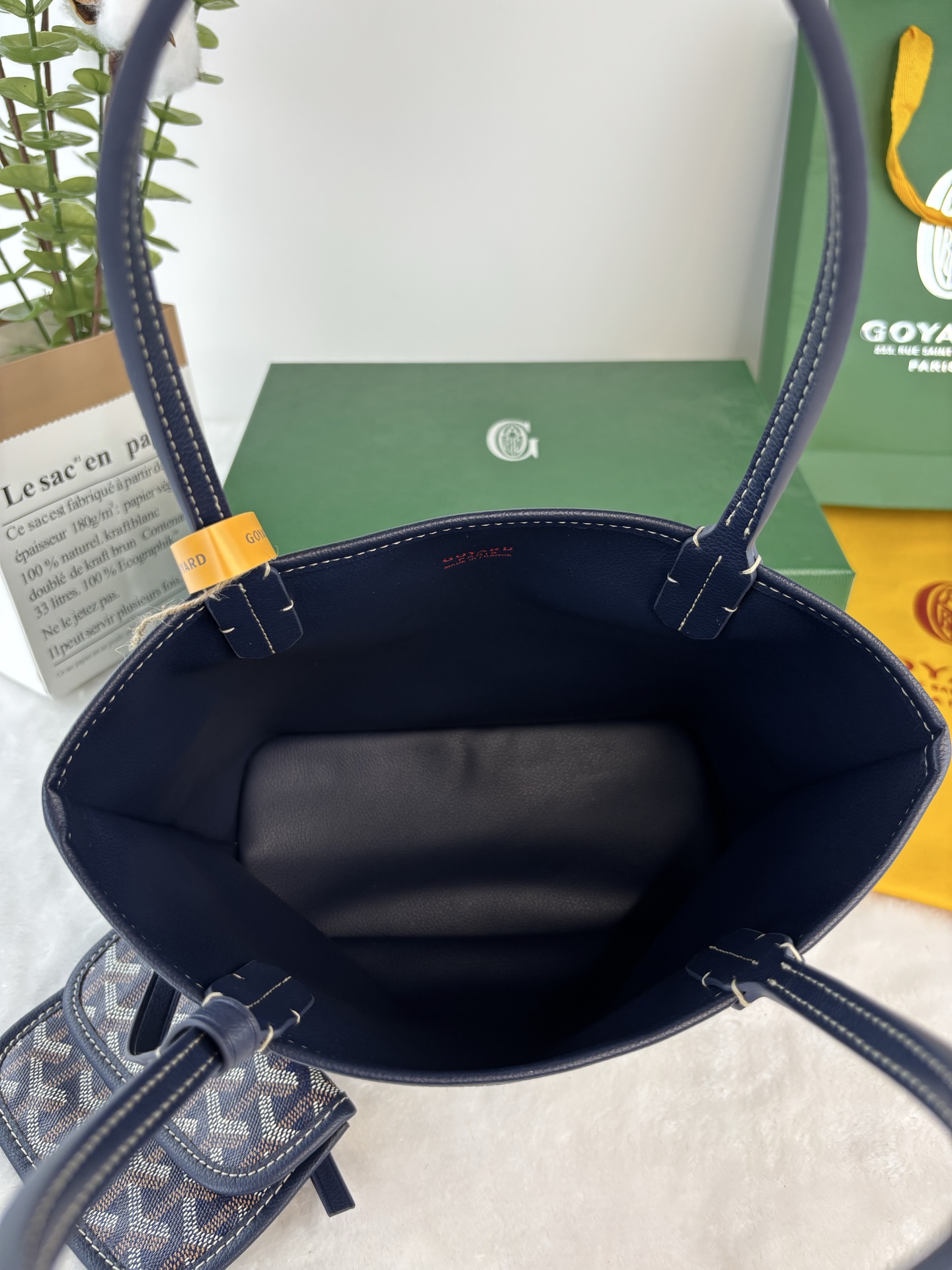 戈雅Anjou 迷你包是标志性 Saint Louis 包的皮革版本，内衬采用 Goyardine 帆布