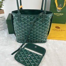 戈雅Anjou 迷你包是标志性 Saint Louis 包的皮革版本,内衬采用 Goyardine 帆布 戈雅Anjou 迷你包是标志性 Saint Louis 包的皮革版本,内衬采用 Goyardine 帆布