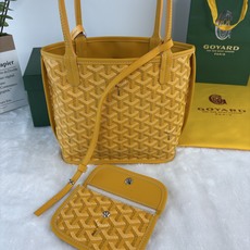 戈雅Anjou 迷你包是标志性 Saint Louis 包的皮革版本,内衬采用 Goyardine 帆布 戈雅Anjou 迷你包是标志性 Saint Louis 包的皮革版本,内衬采用 Goyardine 帆布