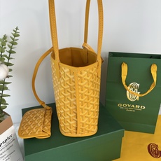 戈雅Anjou 迷你包是标志性 Saint Louis 包的皮革版本,内衬采用 Goyardine 帆布 戈雅Anjou 迷你包是标志性 Saint Louis 包的皮革版本,内衬采用 Goyardine 帆布