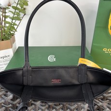 戈雅Anjou 迷你包是标志性 Saint Louis 包的皮革版本,内衬采用 Goyardine 帆布 戈雅Anjou 迷你包是标志性 Saint Louis 包的皮革版本,内衬采用 Goyardine 帆布