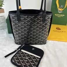 戈雅Anjou 迷你包是标志性 Saint Louis 包的皮革版本,内衬采用 Goyardine 帆布 戈雅Anjou 迷你包是标志性 Saint Louis 包的皮革版本,内衬采用 Goyardine 帆布