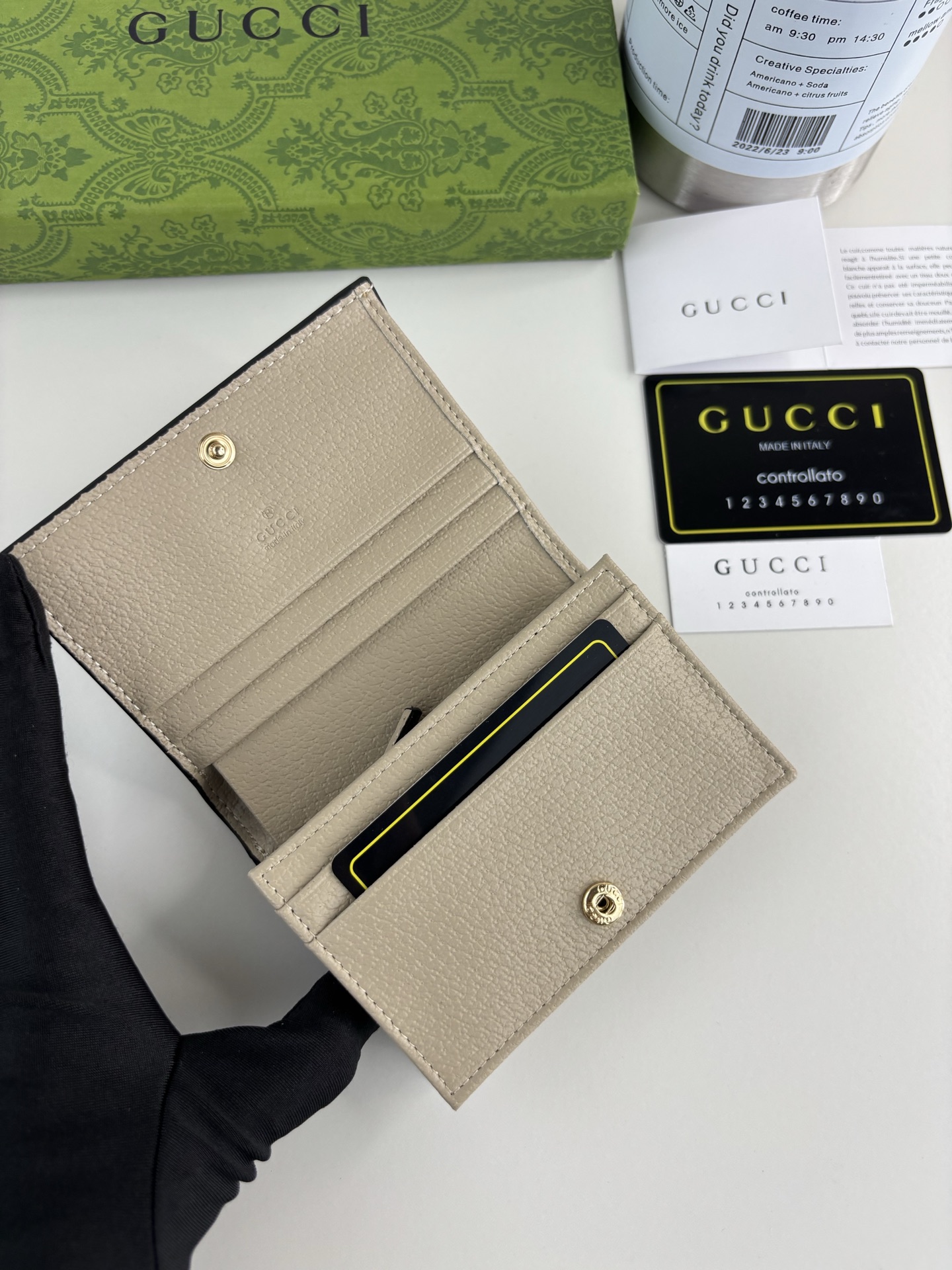 GUCCl 官网同步新款！Ophidia系列～短款卡包/钱夹，采用GG Supreme高级PVC面料搭配以标志性双G 五
