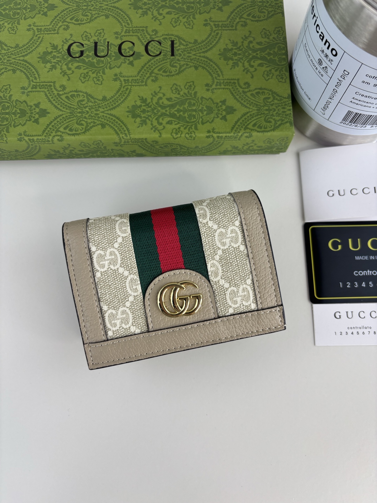 GUCCl 官网同步新款！Ophidia系列～短款卡包/钱夹，采用GG Supreme高级PVC面料搭配以标志性双G 五