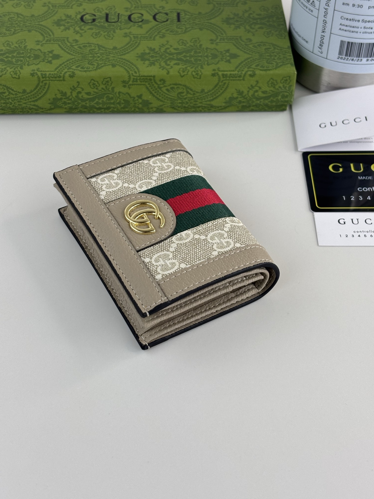 GUCCl 官网同步新款！Ophidia系列～短款卡包/钱夹，采用GG Supreme高级PVC面料搭配以标志性双G 五