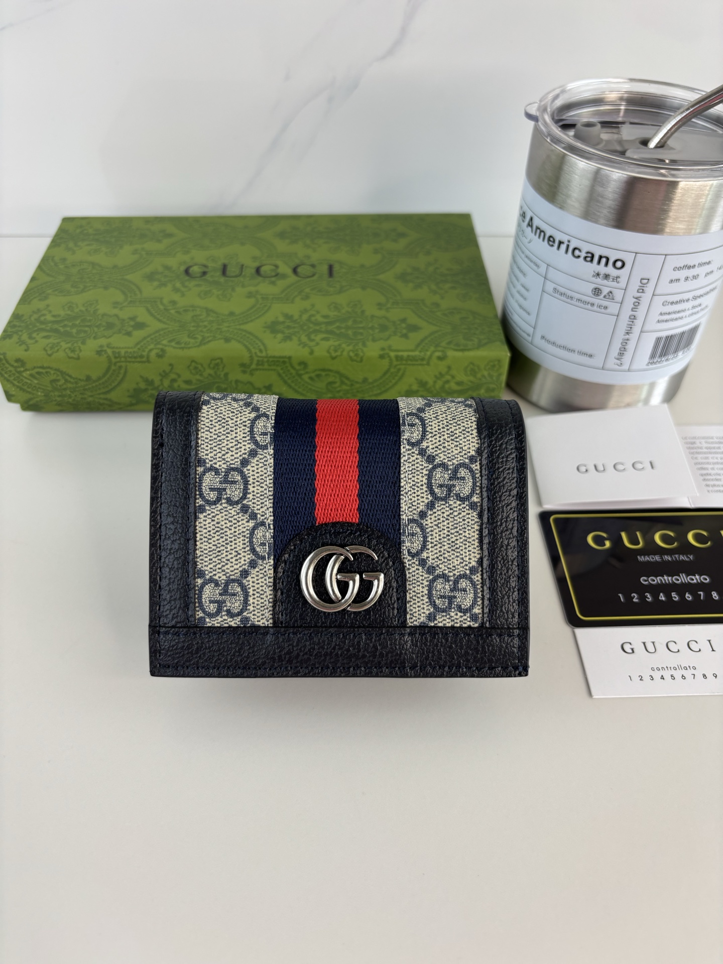 GUCCl 官网同步新款！Ophidia系列～短款卡包/钱夹，采用GG Supreme高级PVC面料搭配以标志性双G 五