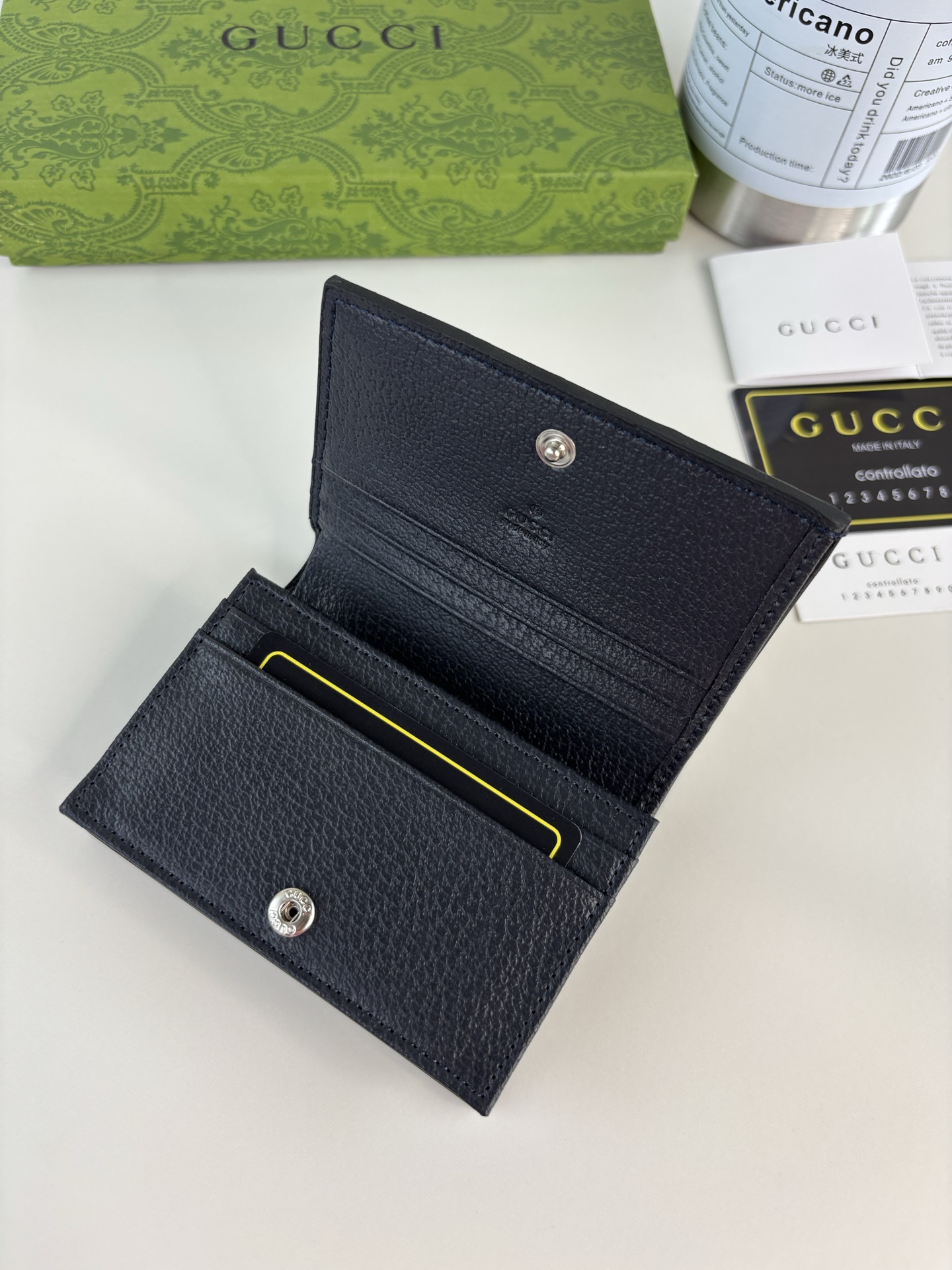 GUCCl 官网同步新款！Ophidia系列～短款卡包/钱夹，采用GG Supreme高级PVC面料搭配以标志性双G 五