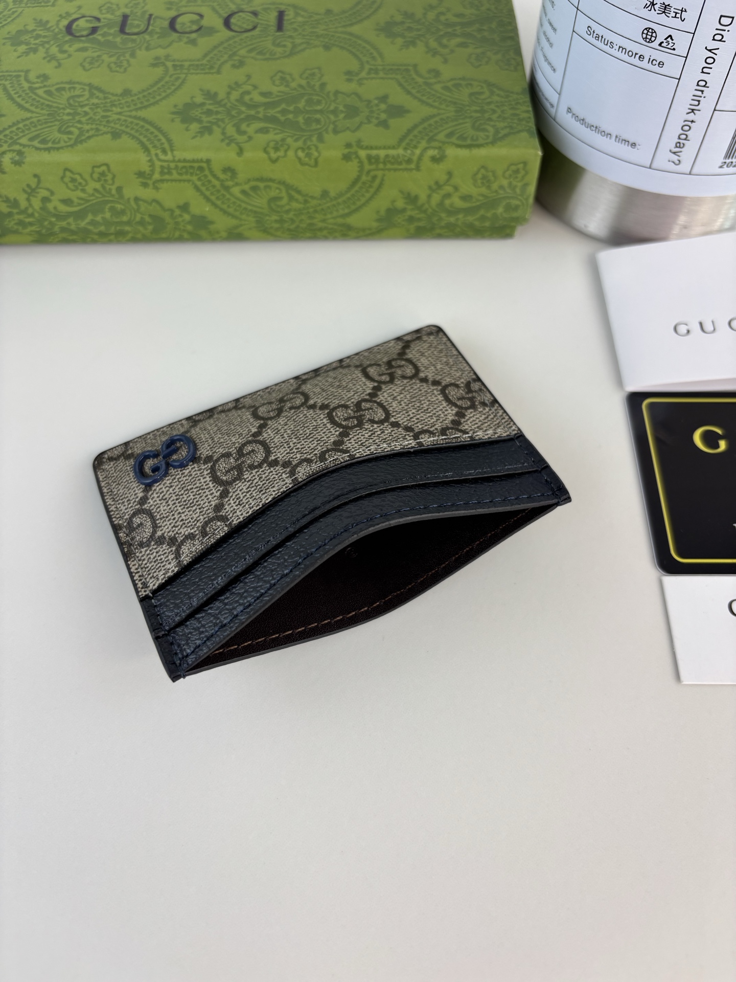 GUCCl 这款卡片夹采用米色和乌木色GG Supreme帆布精制而成，品牌典藏细节尽展高雅韵致。采用小巧GG配件细节，