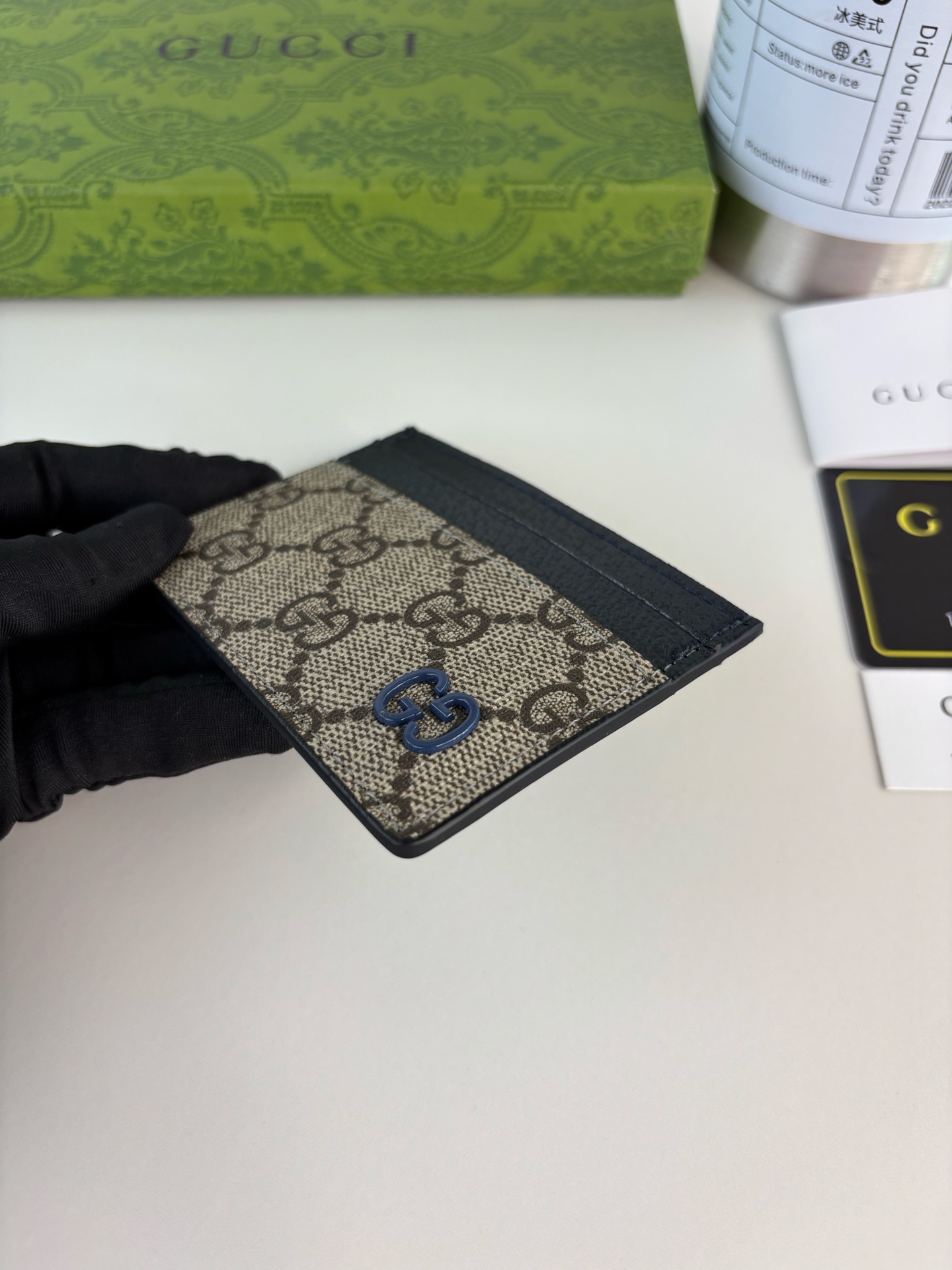 GUCCl 这款卡片夹采用米色和乌木色GG Supreme帆布精制而成，品牌典藏细节尽展高雅韵致。采用小巧GG配件细节，
