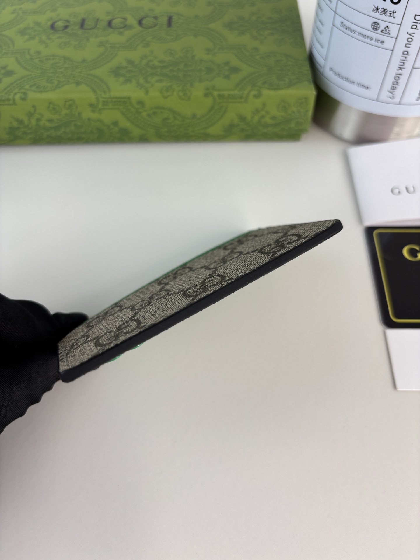 GUCCl 这款卡片夹采用米色和乌木色GG Supreme帆布精制而成，品牌典藏细节尽展高雅韵致。采用小巧GG配件细节，