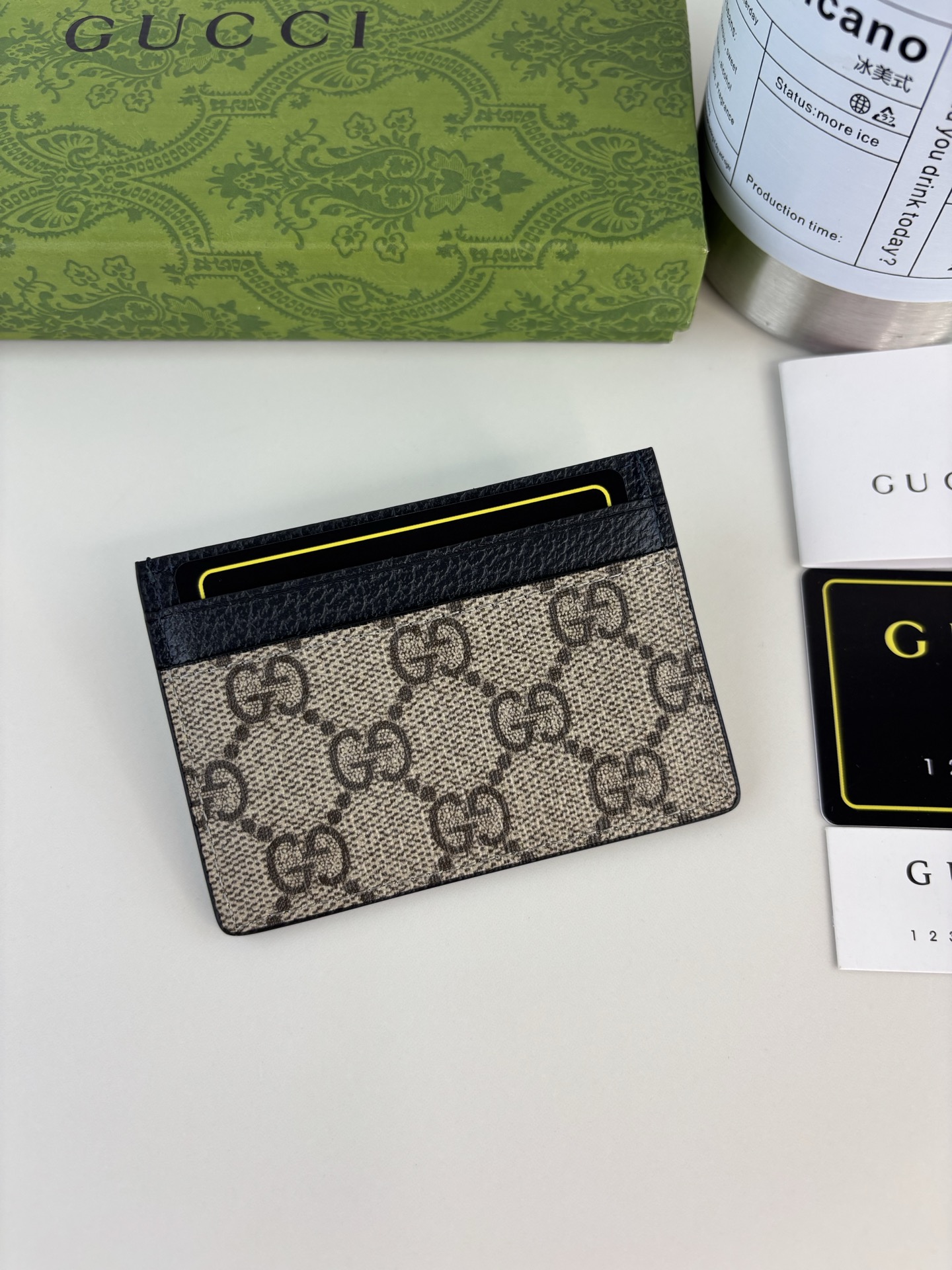 GUCCl 这款卡片夹采用米色和乌木色GG Supreme帆布精制而成，品牌典藏细节尽展高雅韵致。采用小巧GG配件细节，