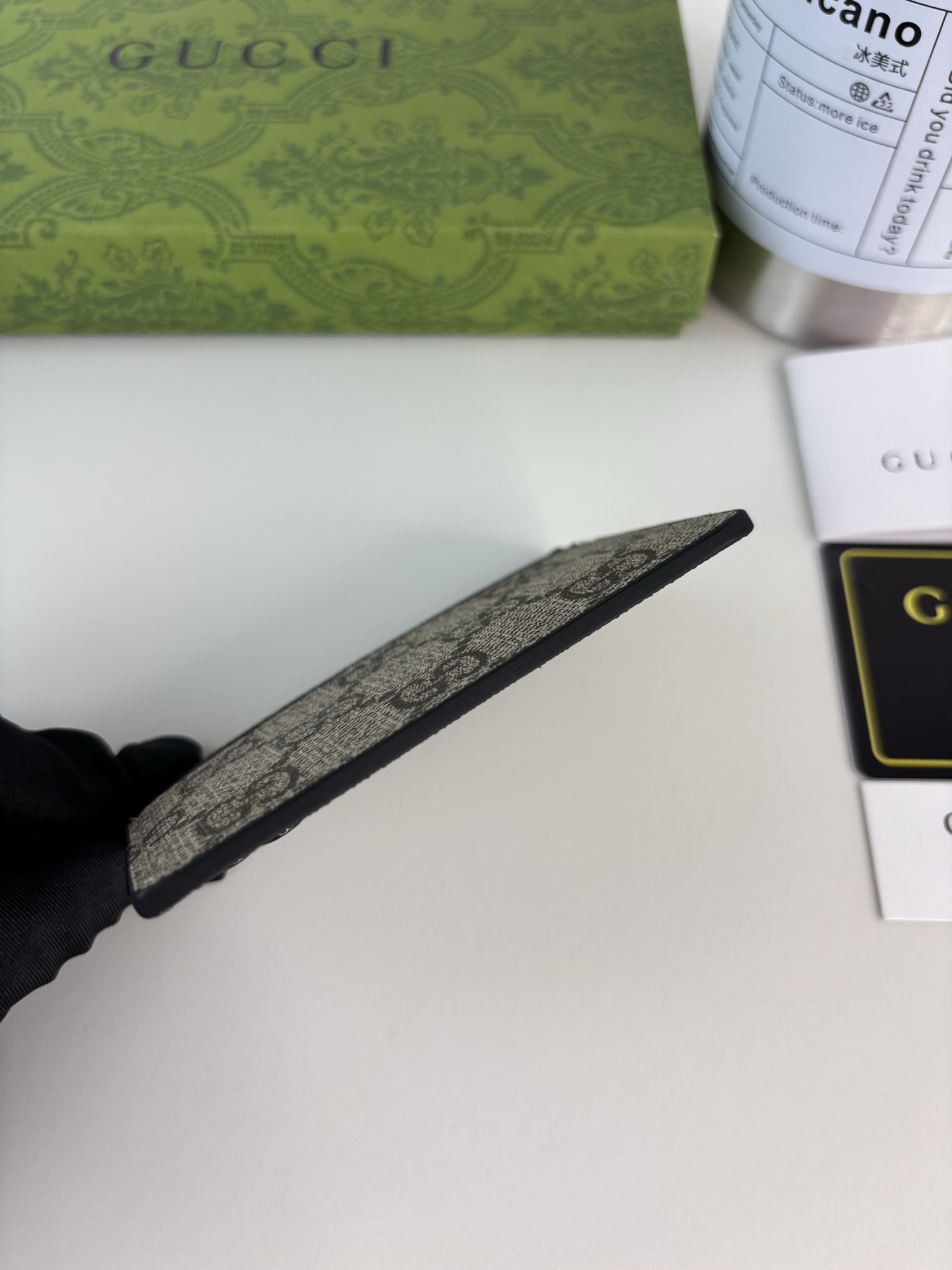 GUCCl 这款卡片夹采用米色和乌木色GG Supreme帆布精制而成，品牌典藏细节尽展高雅韵致。采用小巧GG配件细节，