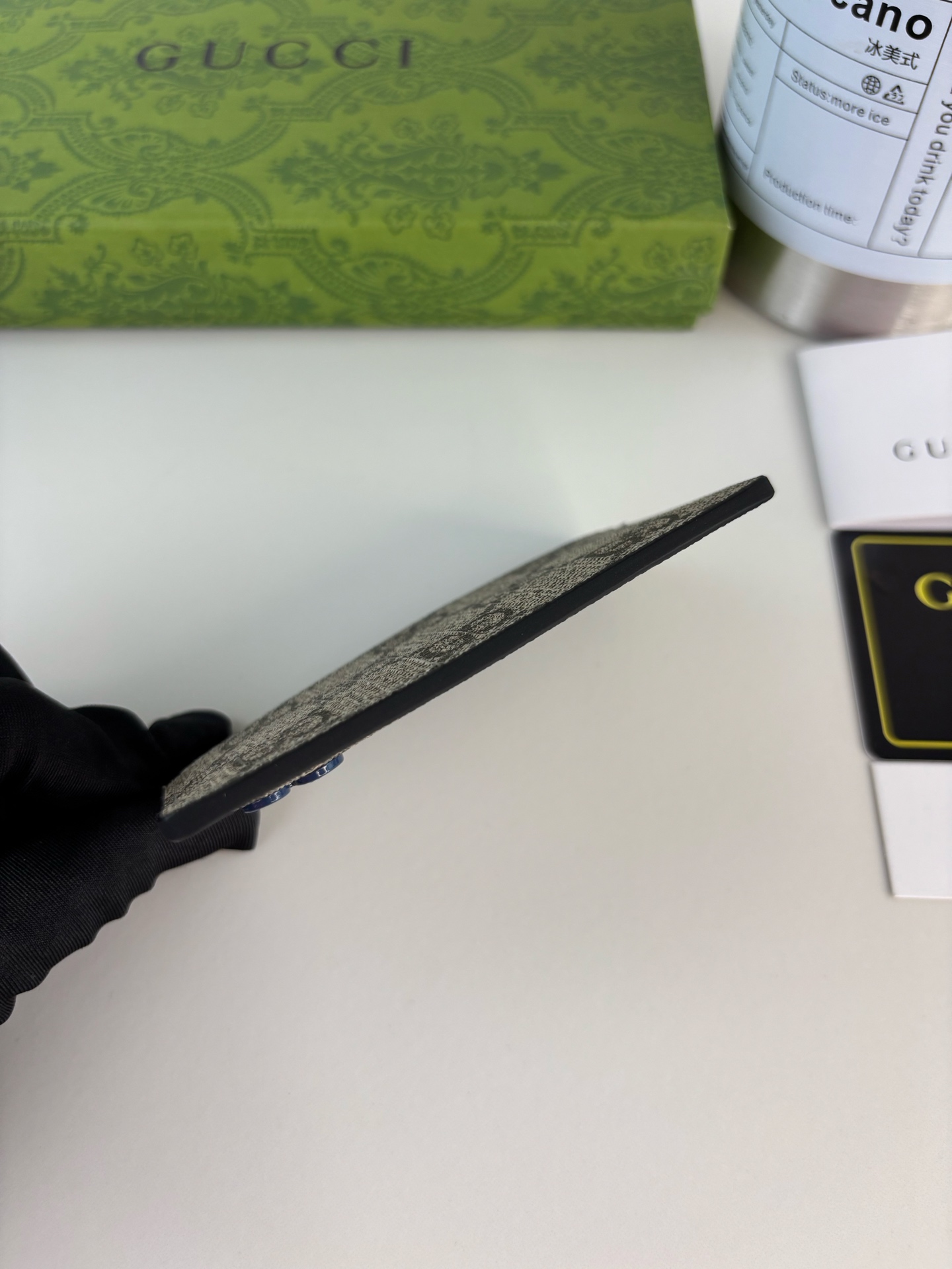 GUCCl 这款卡片夹采用米色和乌木色GG Supreme帆布精制而成，品牌典藏细节尽展高雅韵致。采用小巧GG配件细节，