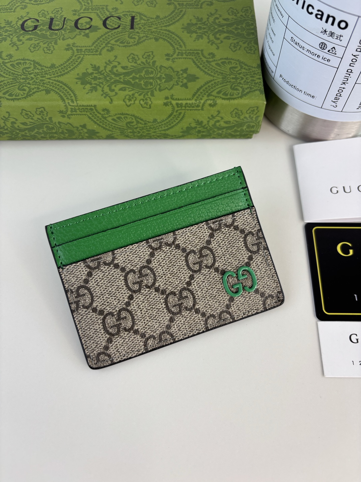 GUCCl 这款卡片夹采用米色和乌木色GG Supreme帆布精制而成，品牌典藏细节尽展高雅韵致。采用小巧GG配件细节，