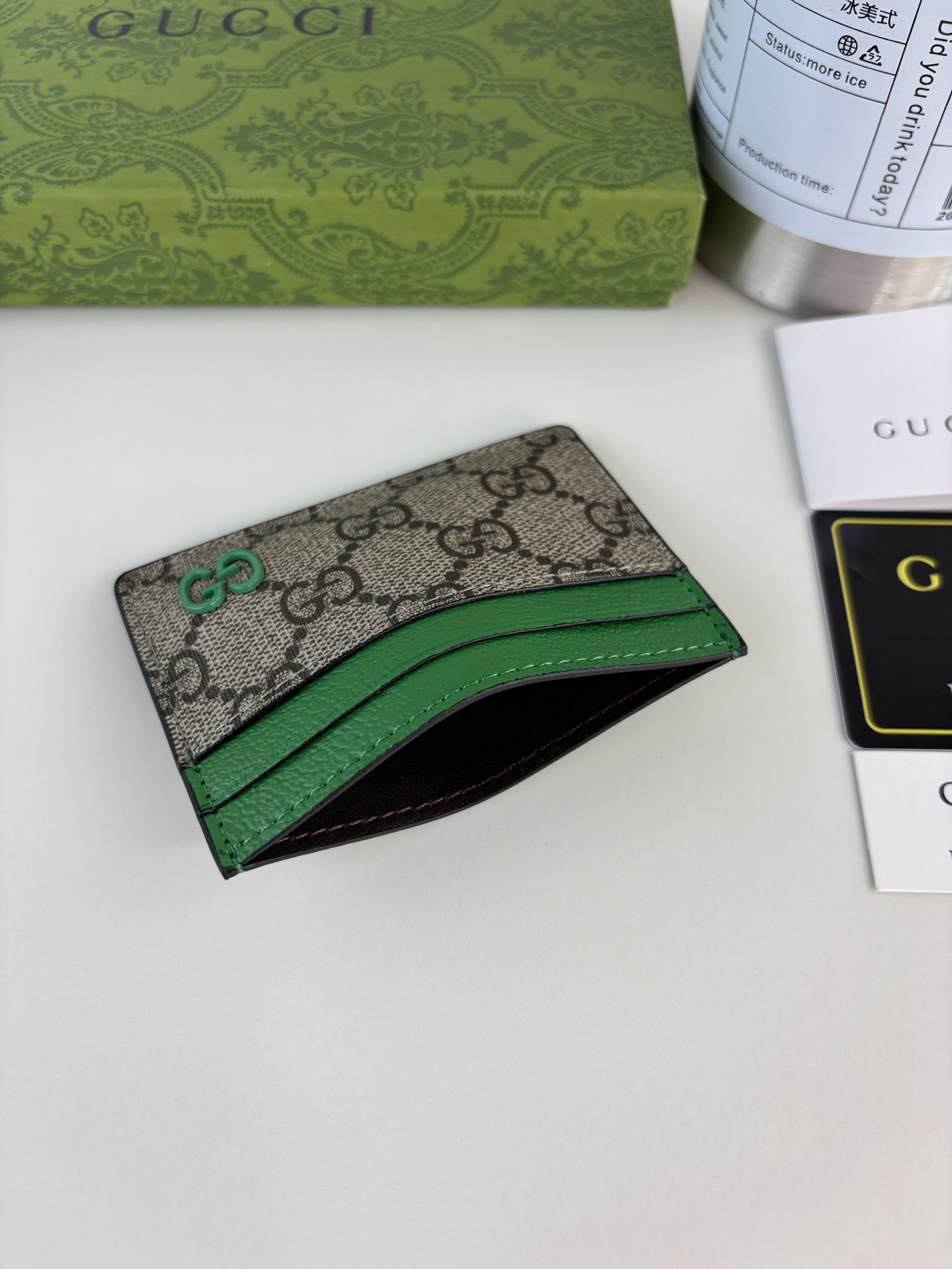 GUCCl 这款卡片夹采用米色和乌木色GG Supreme帆布精制而成，品牌典藏细节尽展高雅韵致。采用小巧GG配件细节，