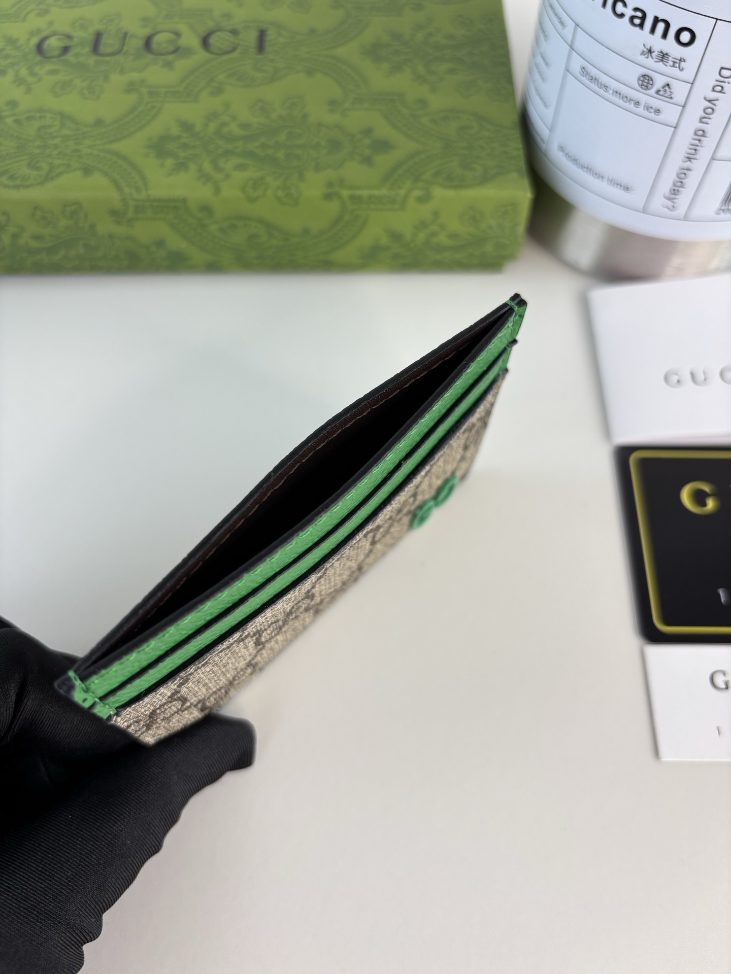 GUCCl 这款卡片夹采用米色和乌木色GG Supreme帆布精制而成，品牌典藏细节尽展高雅韵致。采用小巧GG配件细节，
