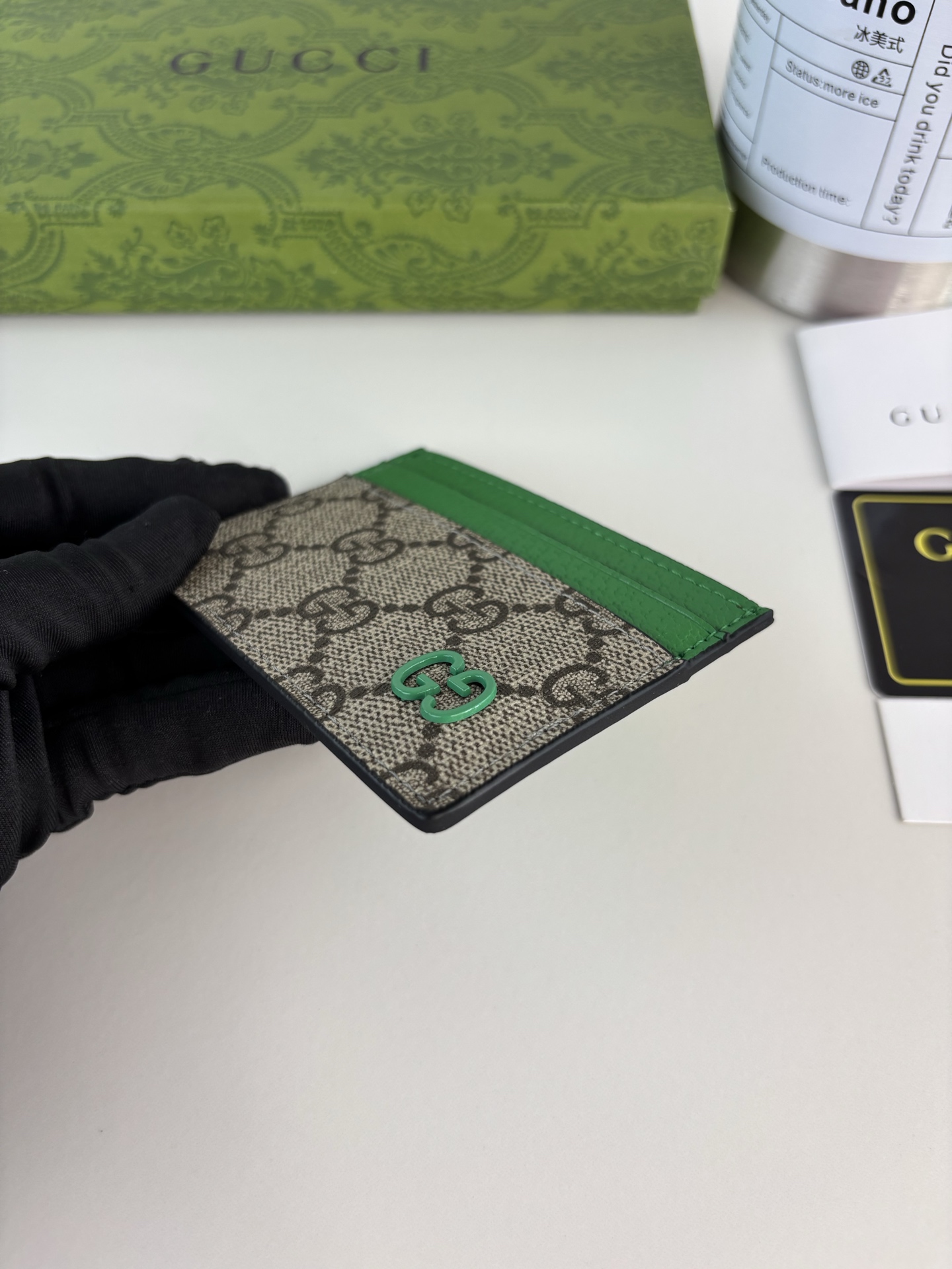 GUCCl 这款卡片夹采用米色和乌木色GG Supreme帆布精制而成，品牌典藏细节尽展高雅韵致。采用小巧GG配件细节，