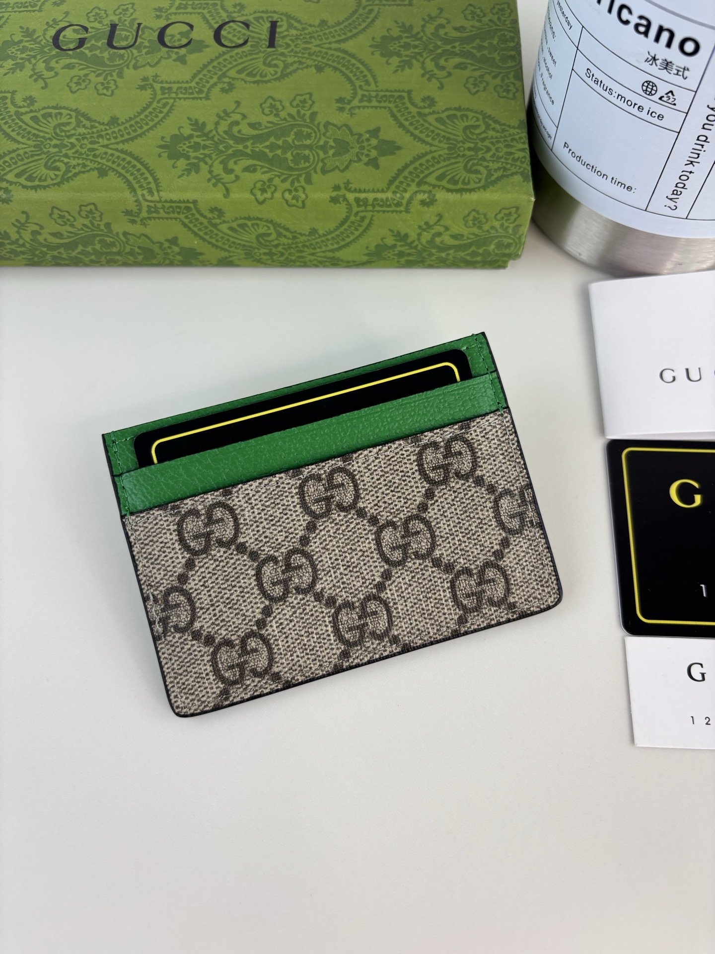 GUCCl 这款卡片夹采用米色和乌木色GG Supreme帆布精制而成，品牌典藏细节尽展高雅韵致。采用小巧GG配件细节，