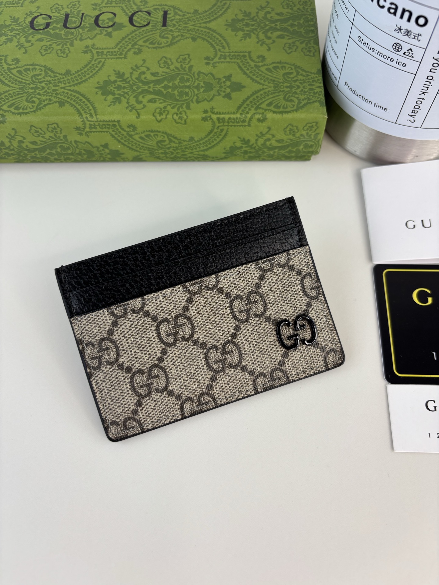 GUCCl 这款卡片夹采用米色和乌木色GG Supreme帆布精制而成，品牌典藏细节尽展高雅韵致。采用小巧GG配件细节，