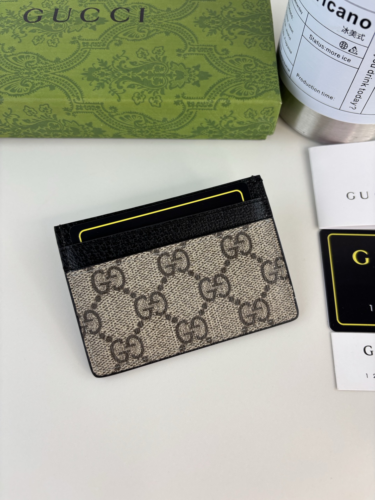 GUCCl 这款卡片夹采用米色和乌木色GG Supreme帆布精制而成，品牌典藏细节尽展高雅韵致。采用小巧GG配件细节，