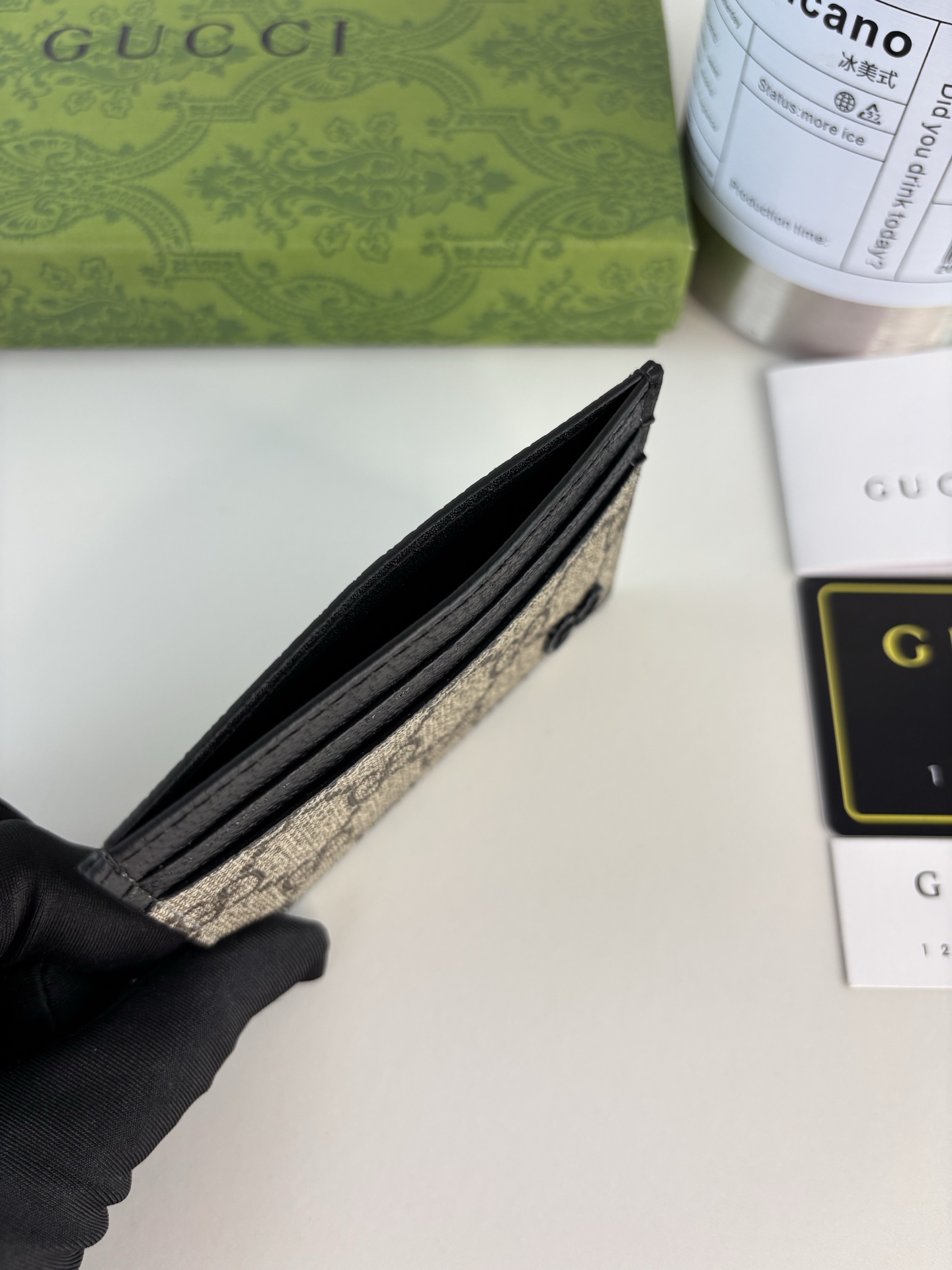 GUCCl 这款卡片夹采用米色和乌木色GG Supreme帆布精制而成，品牌典藏细节尽展高雅韵致。采用小巧GG配件细节，